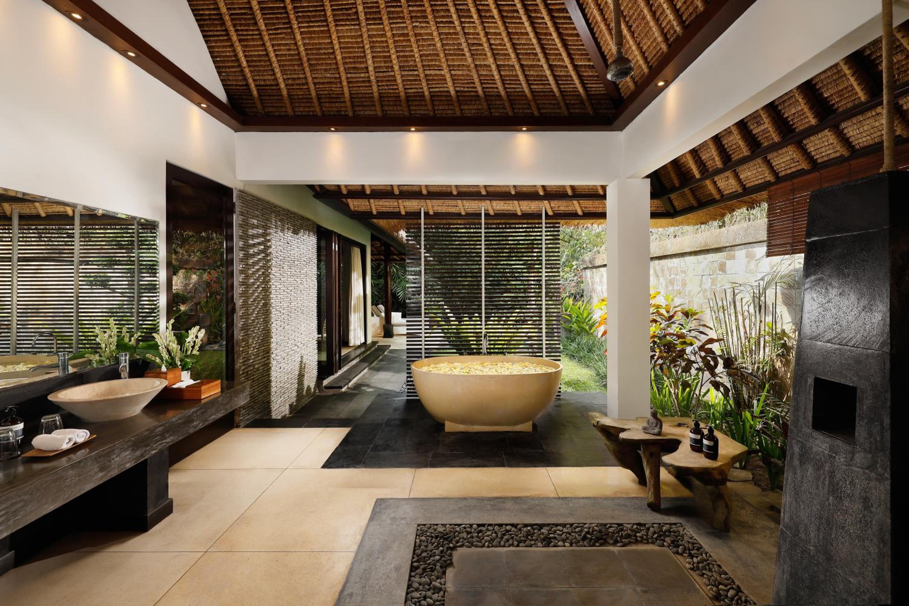 Six-Bedroom Villa with Private Pool - Photo 2