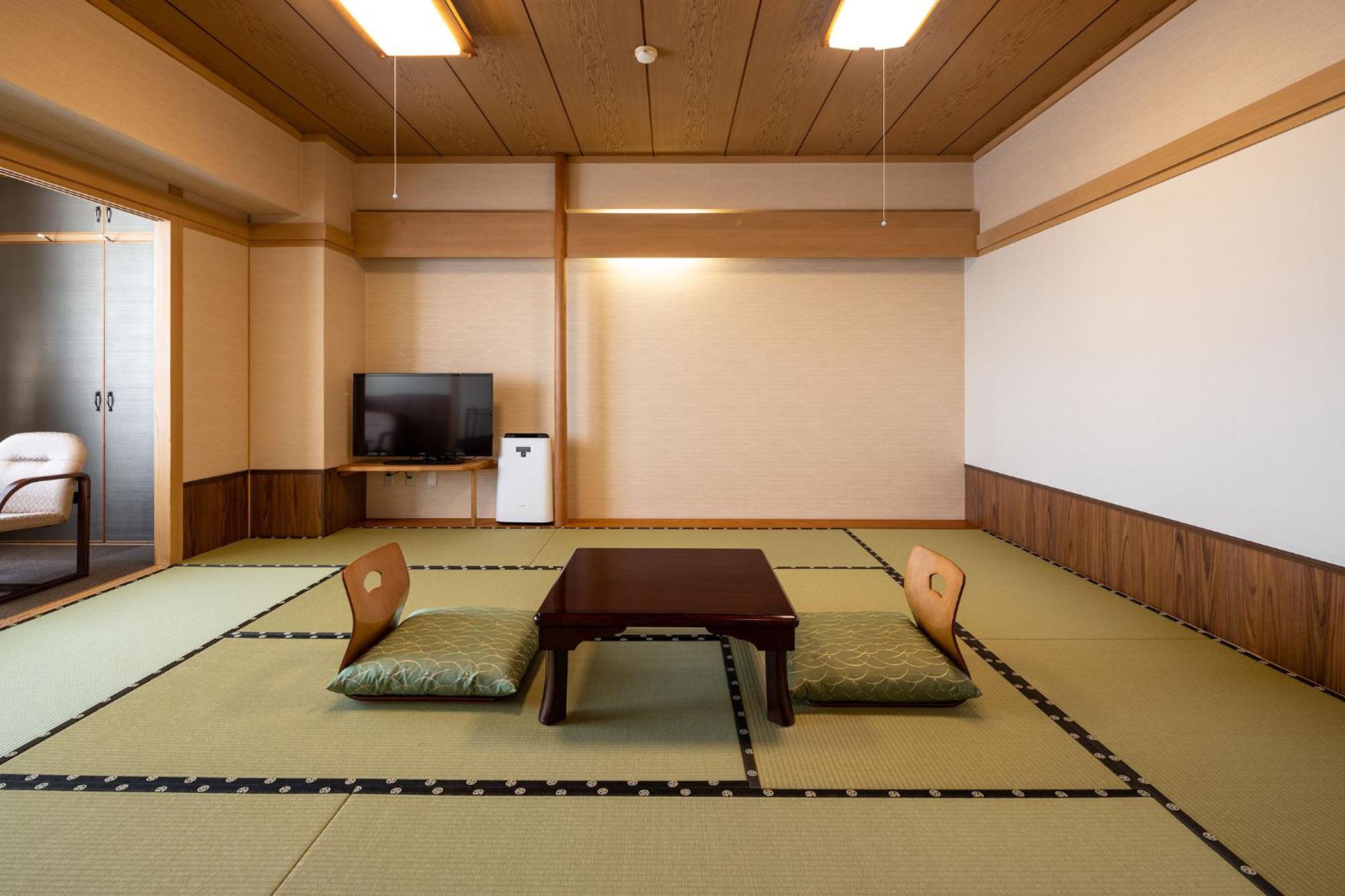 Economy Japanese-Style Room With Shared Bathroom - Main Building - Non-Smoking - Photo 1