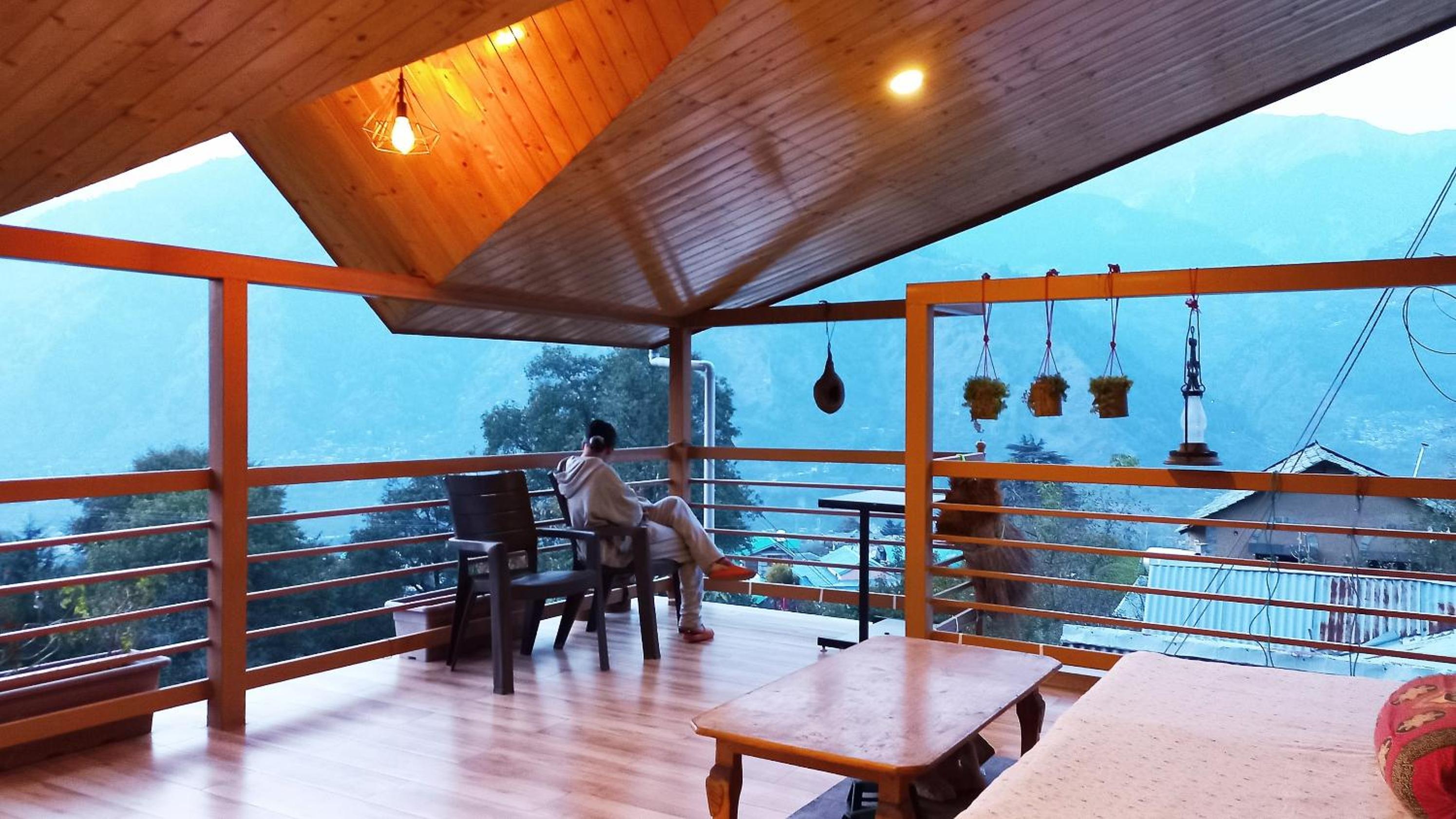 Family Room with Mountain View photo 3