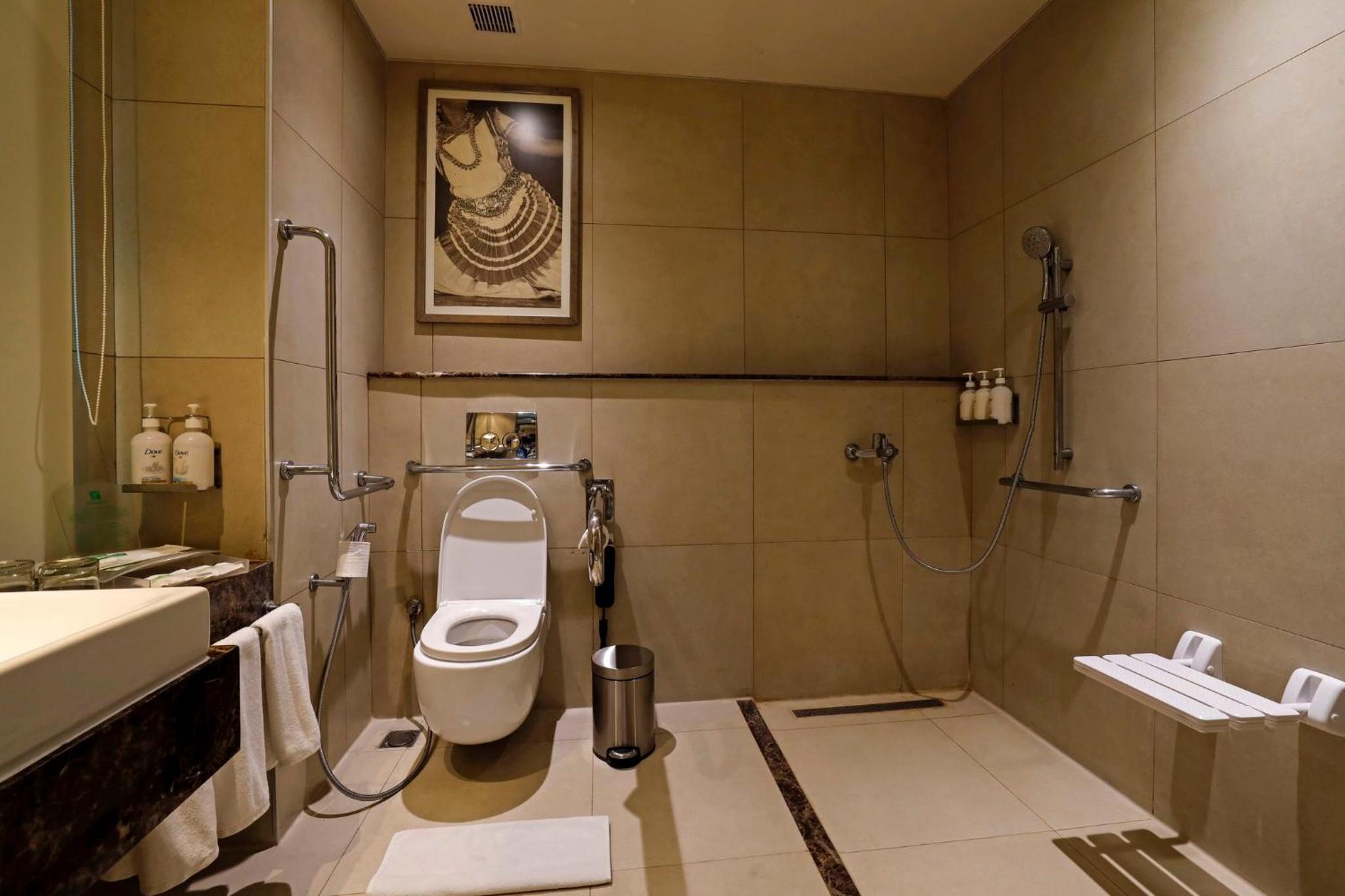 Standard King Room - Accessible thumbnail 5