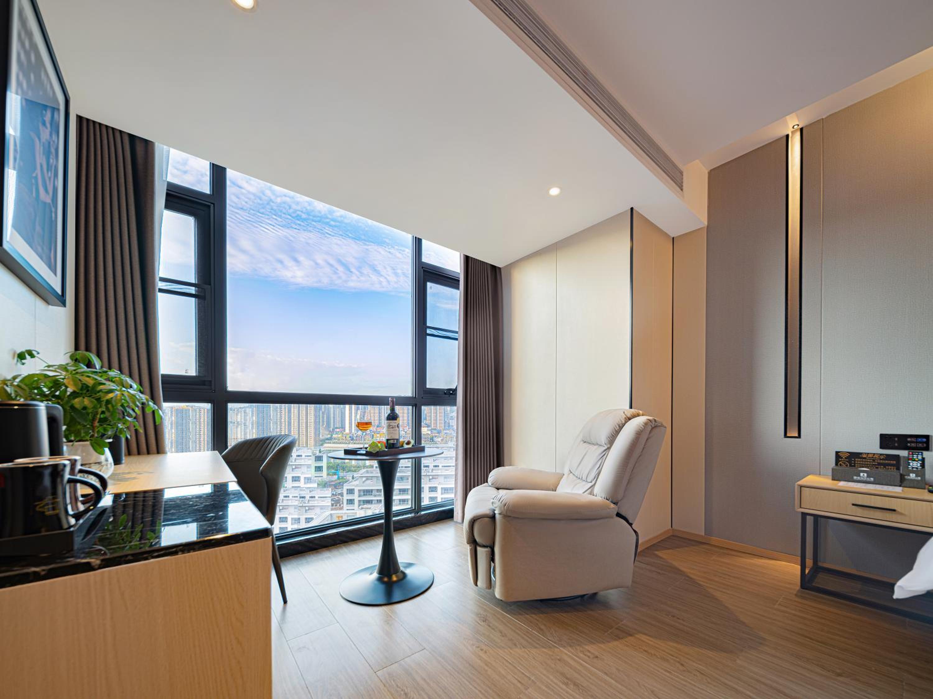 Deluxe King Room photo 1