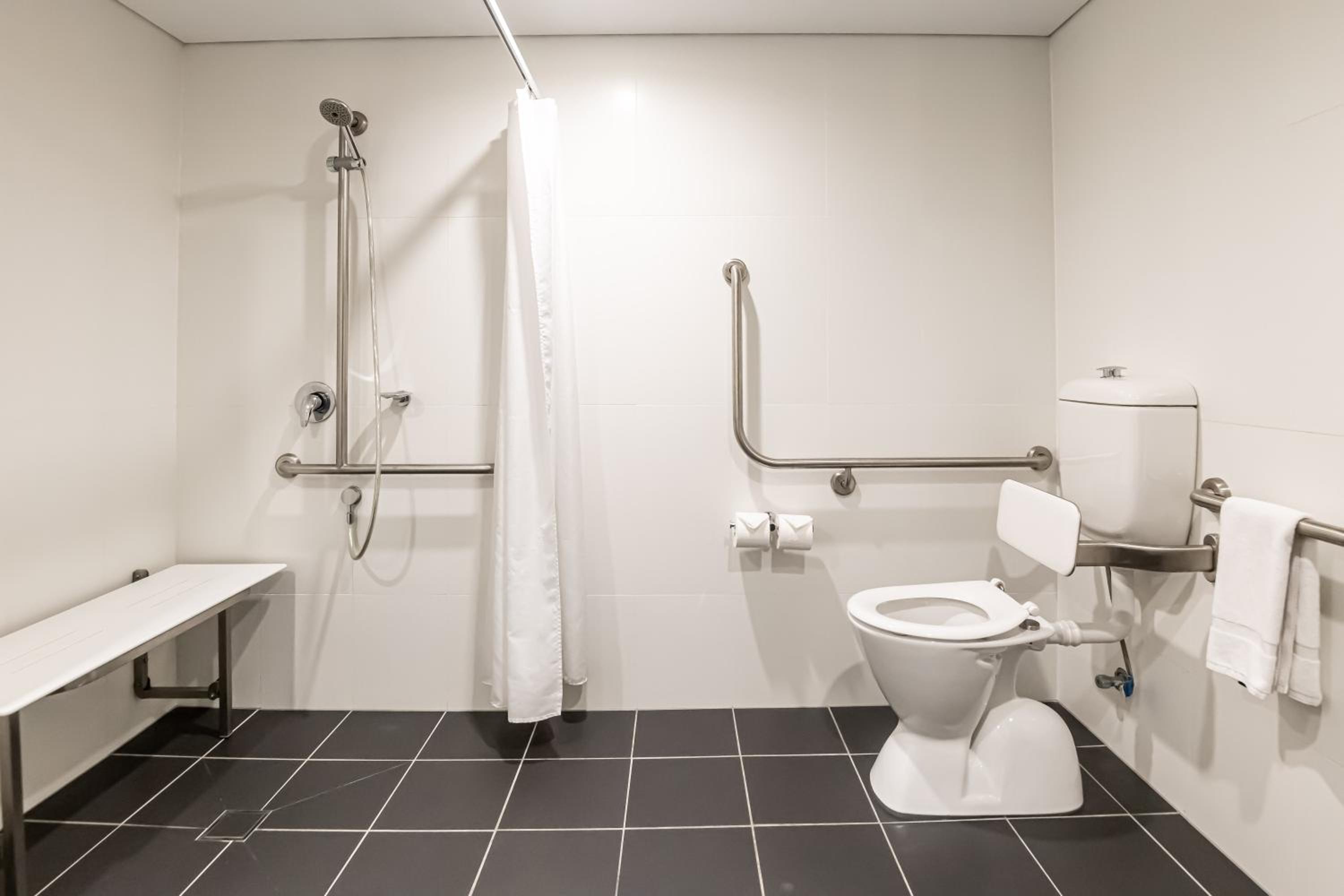 Accessible Queen Room thumbnail 5