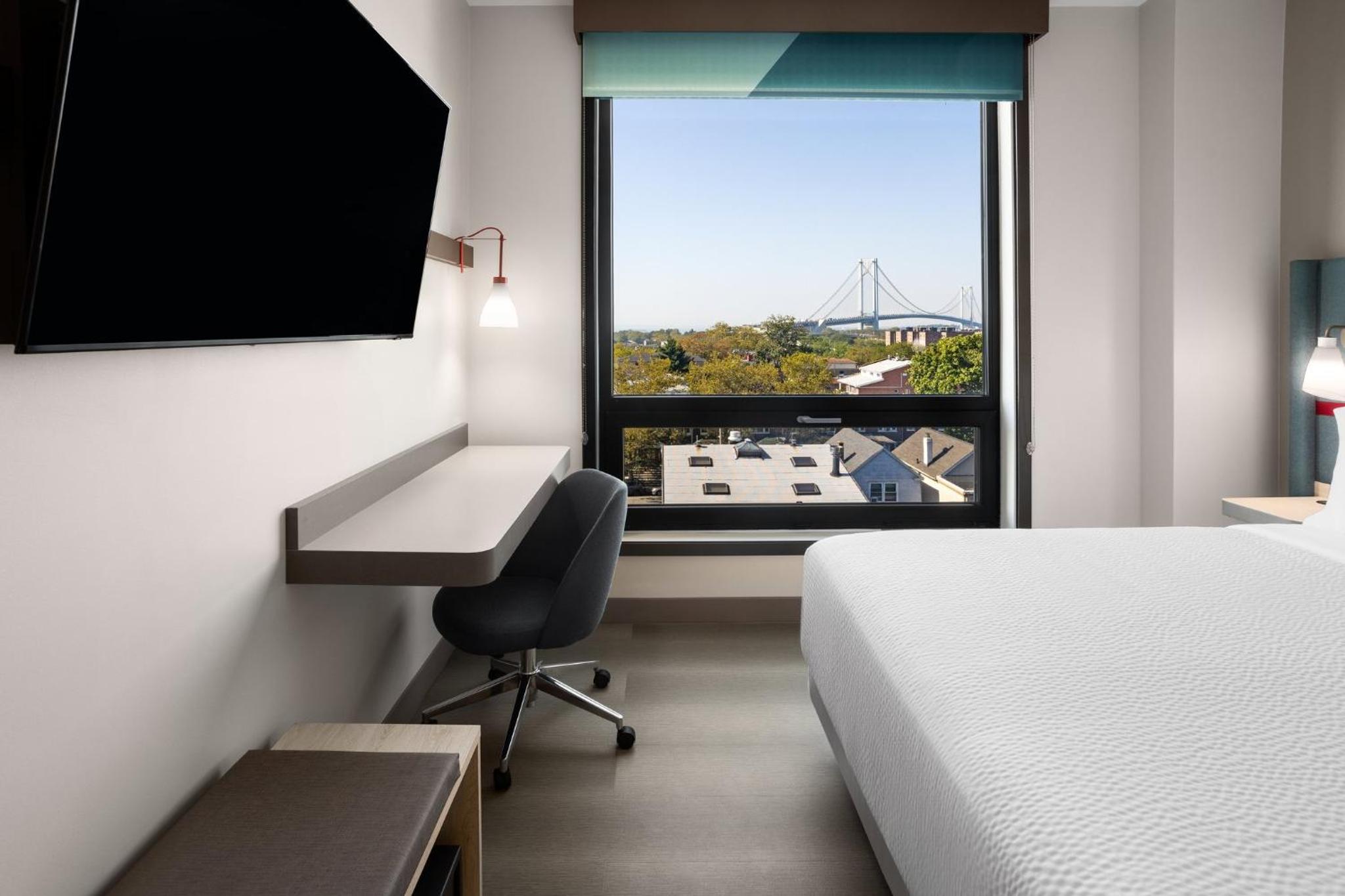Standard King Room - Photo 7