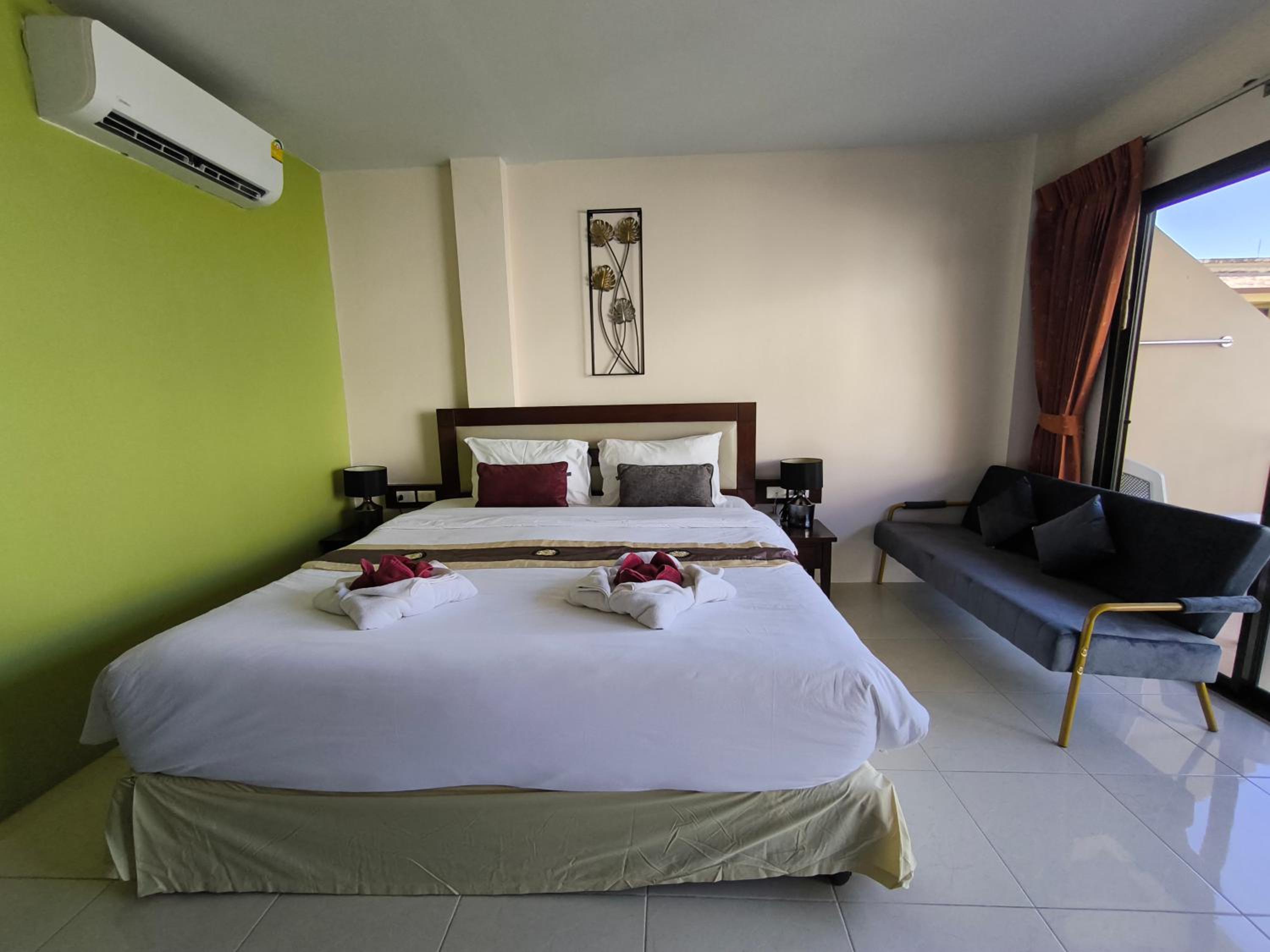 Deluxe Double Room with Balcony and Pool View - Photo 4