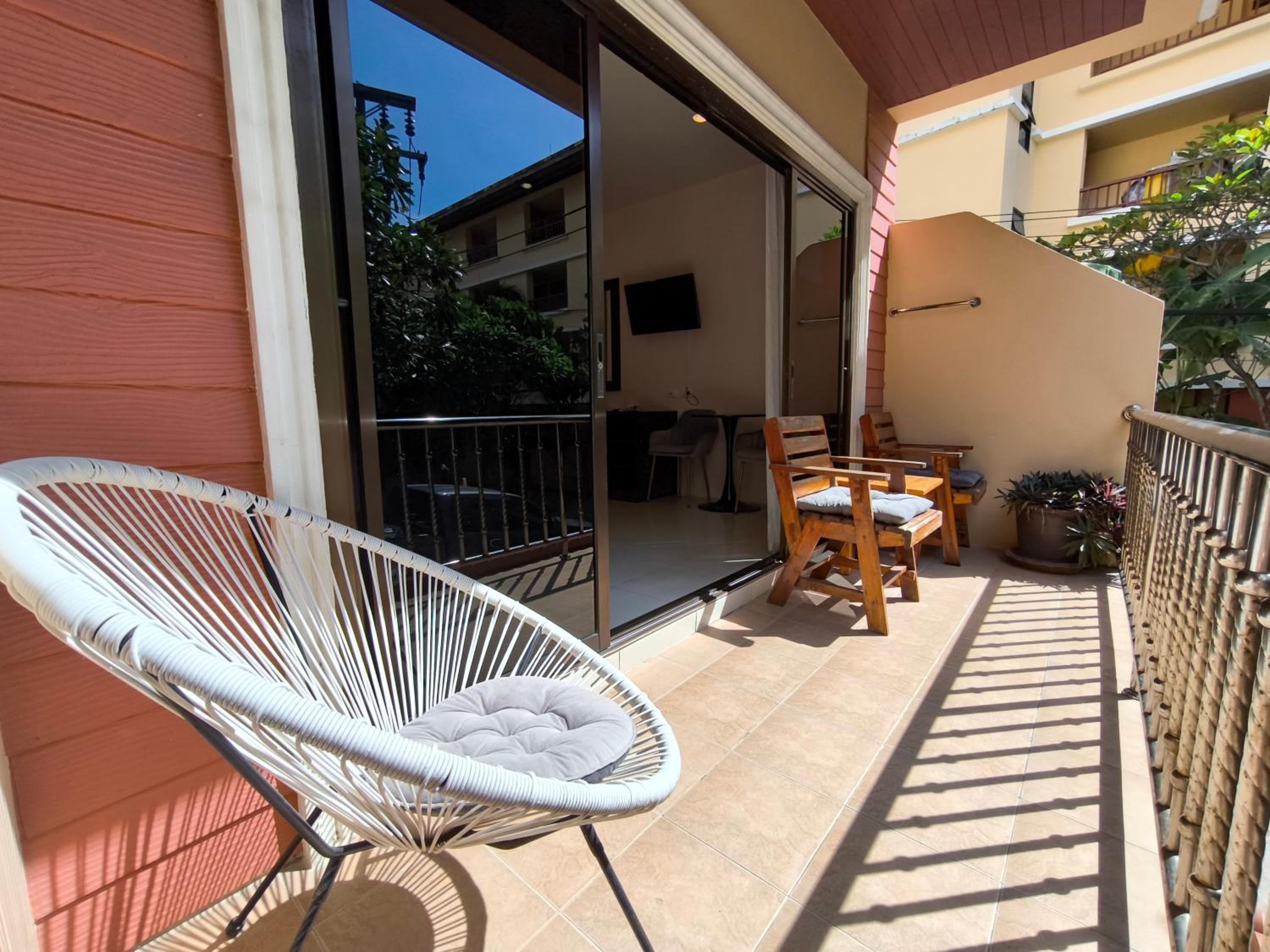Deluxe Double Room with Pool Access - Photo 9