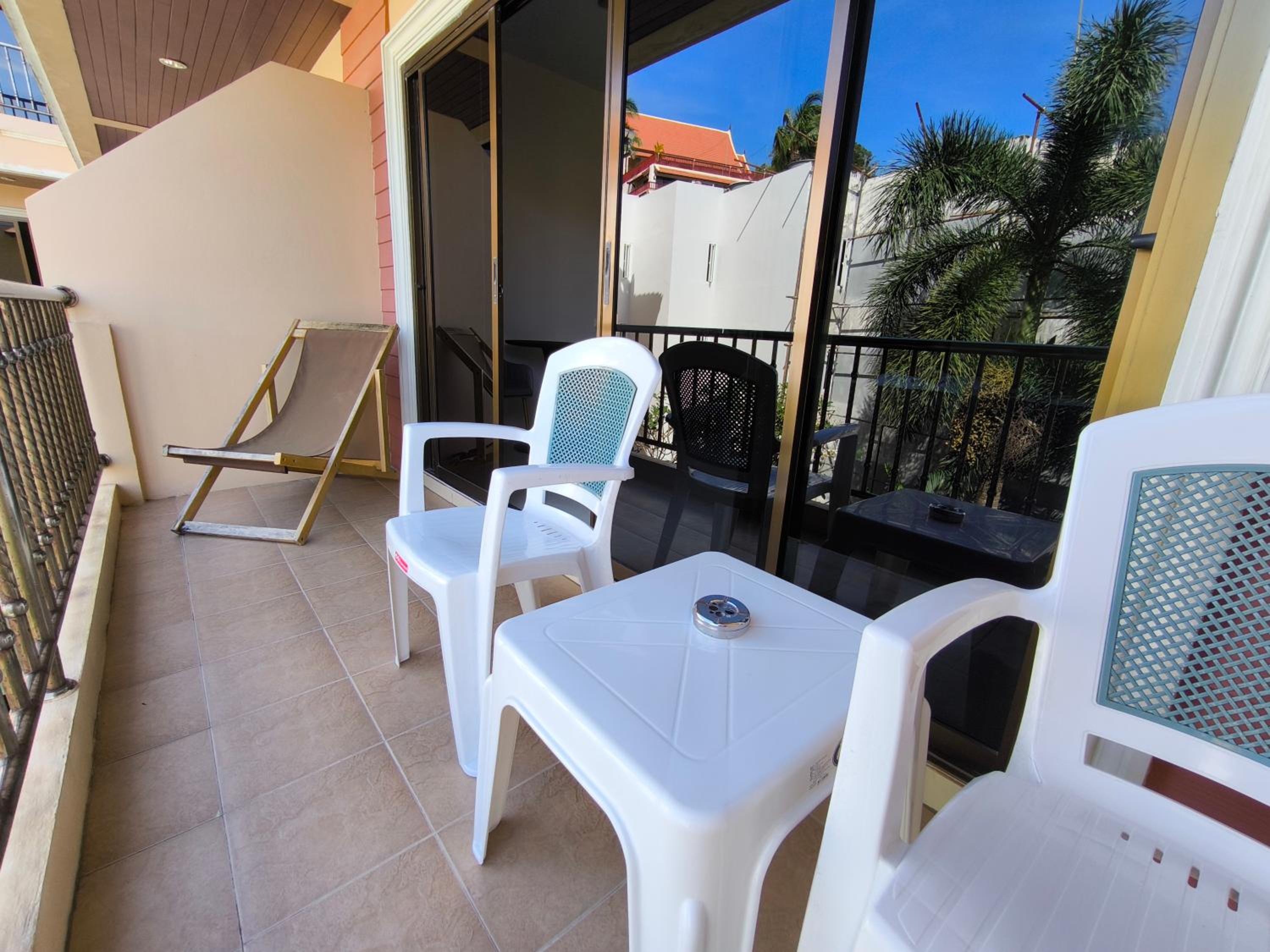 Deluxe Double Room with Balcony and Pool View - Photo 7