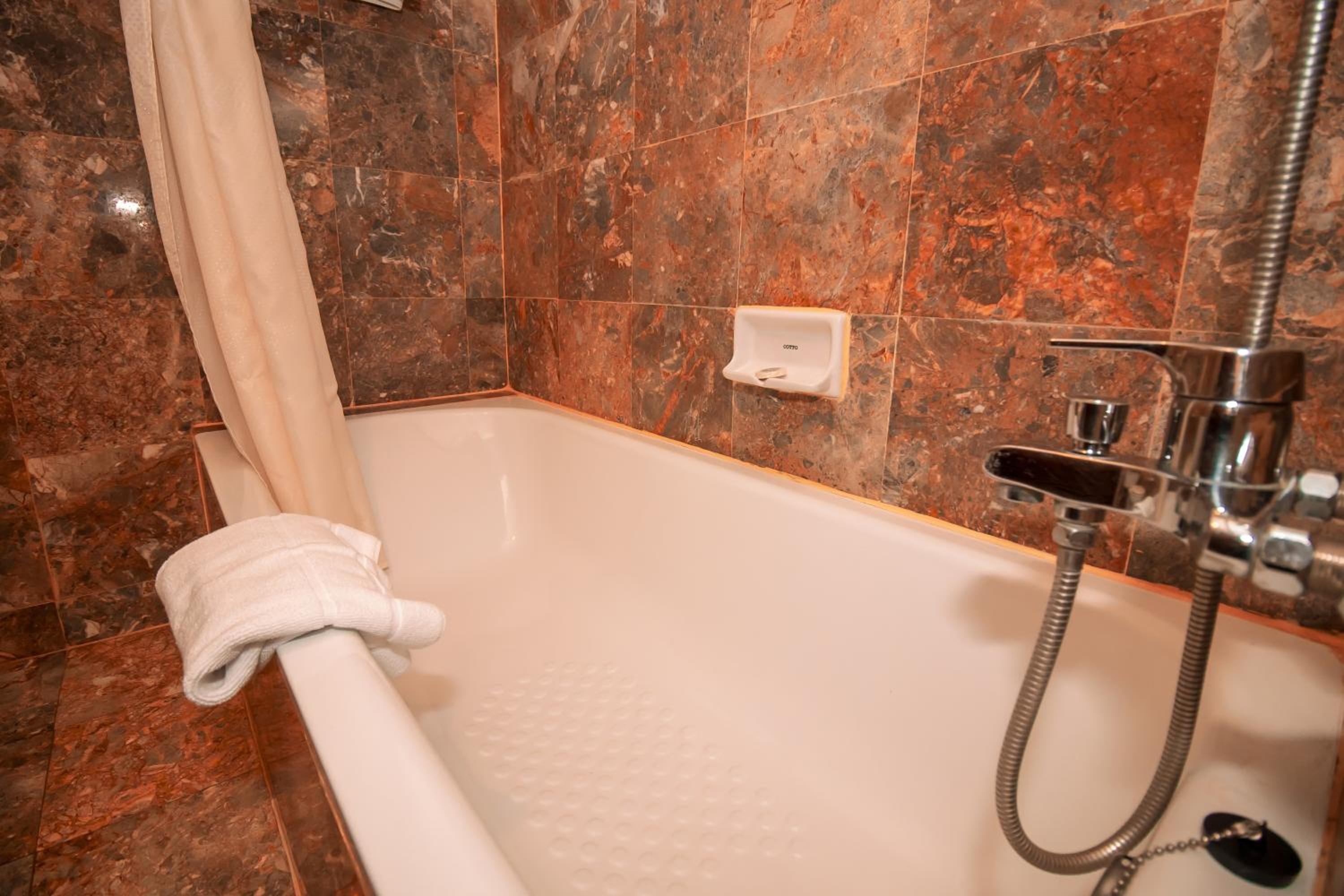 Deluxe Twin Room - Photo 10