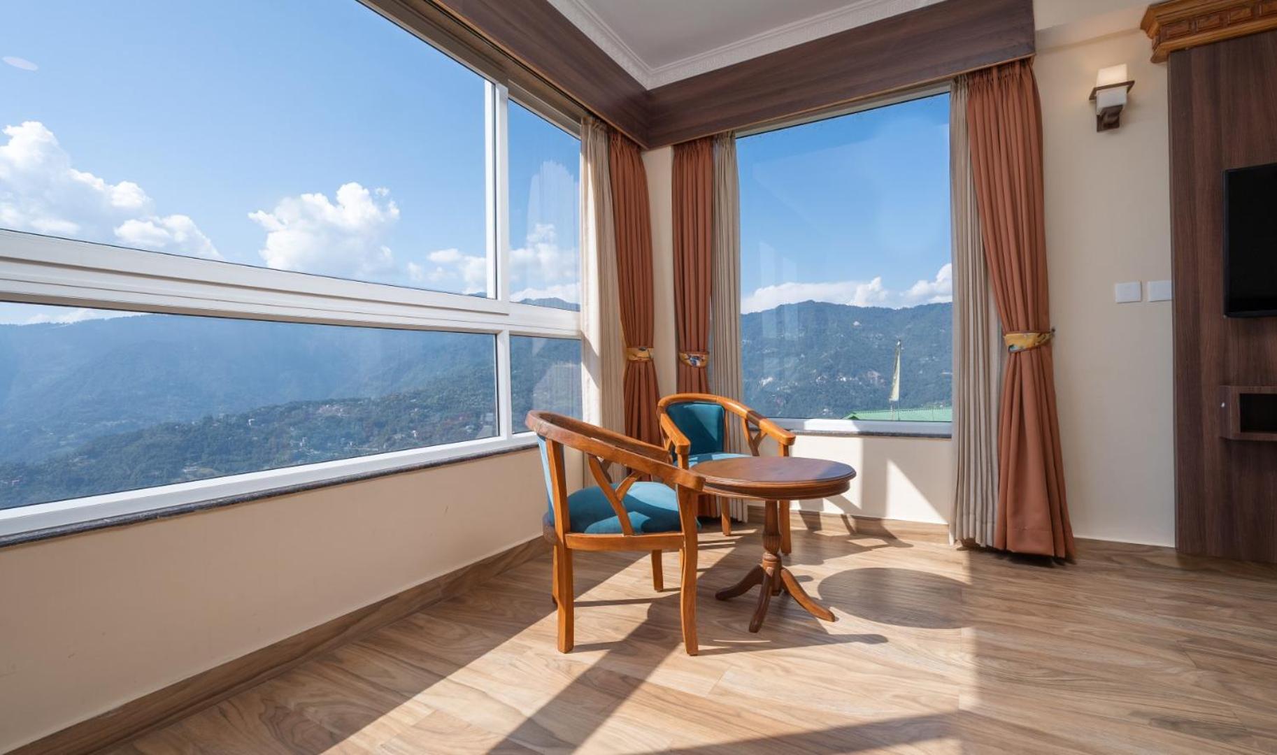 Junior Suite with Kanchanjunga View  photo 3