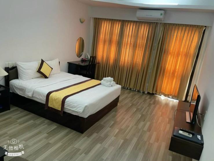 Double Room with Balcony - Photo 9