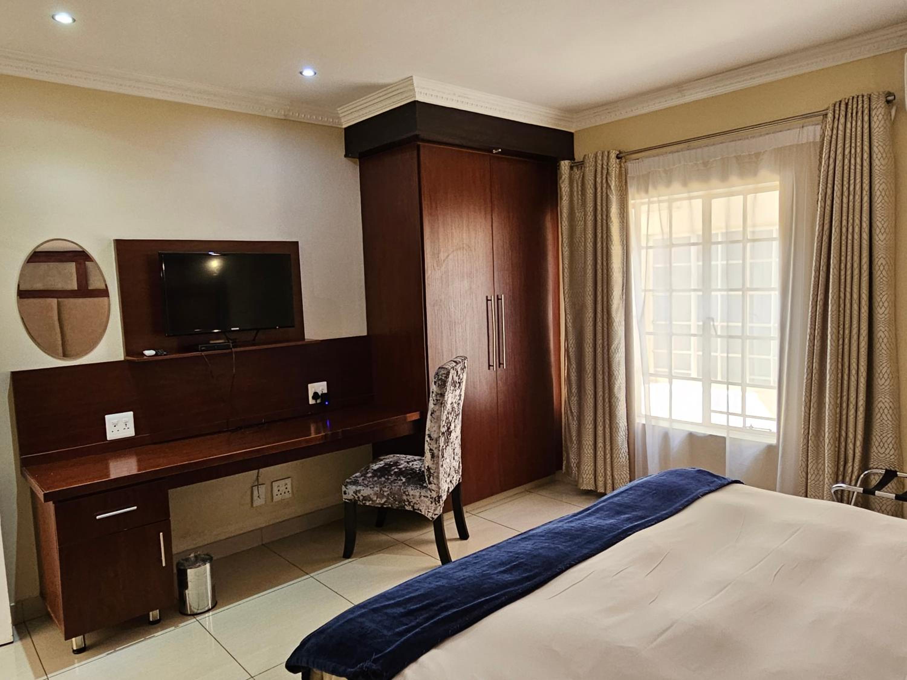One-Bedroom Apartment - Photo 3