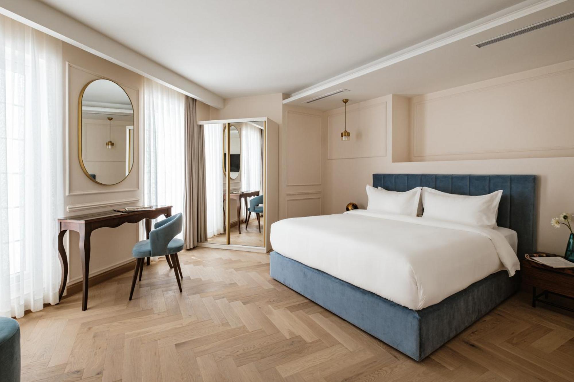 Premium Suite with Hot Tub - Photo 6