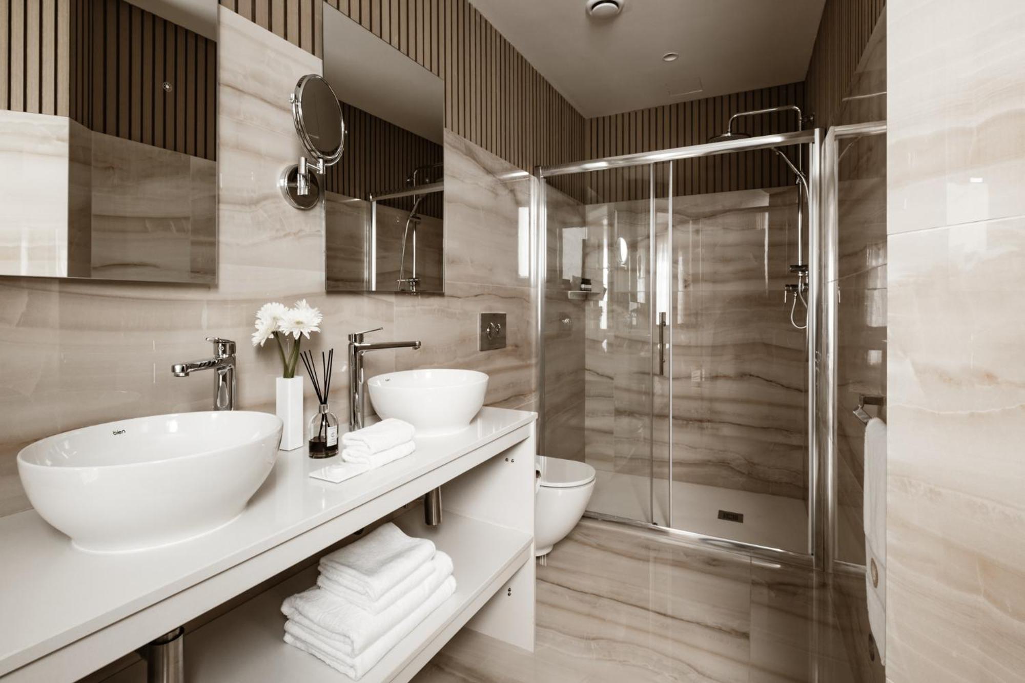 Premium Suite with Hot Tub - Photo 3