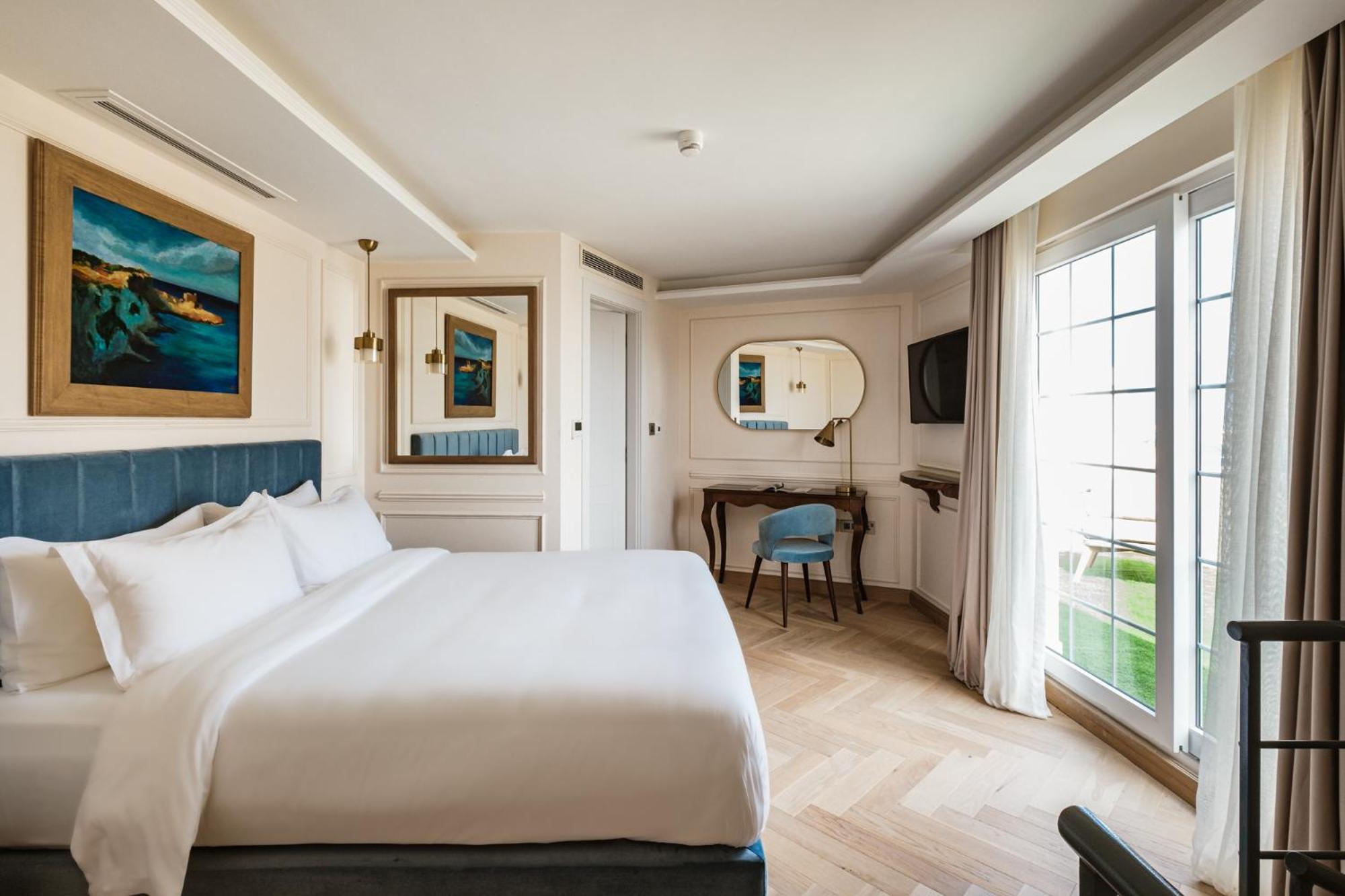 Premium Suite with Hot Tub - Photo 1