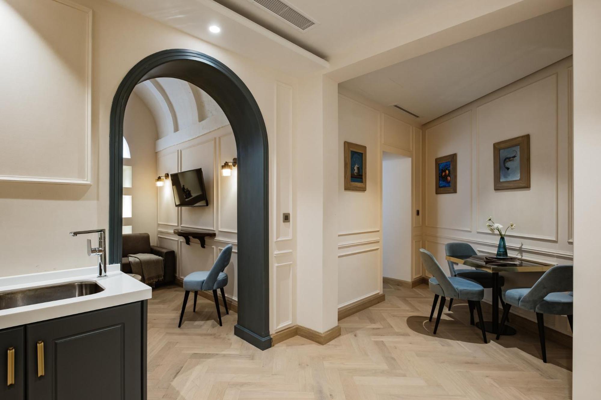 Deluxe Suite - Photo 1