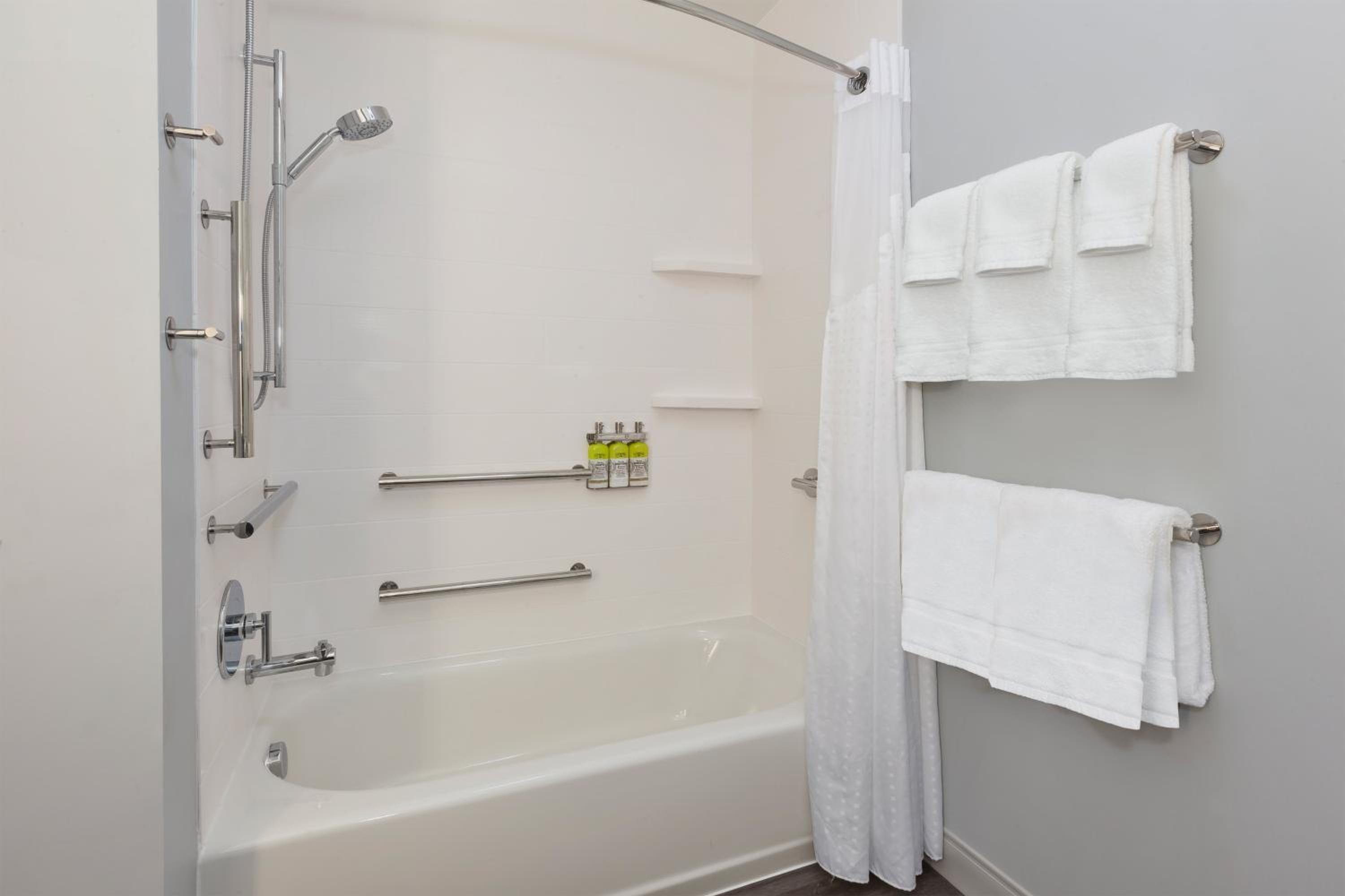 Standard Queen Room with Two Queen Beds and Mobility Accessible Tub - Photo 2