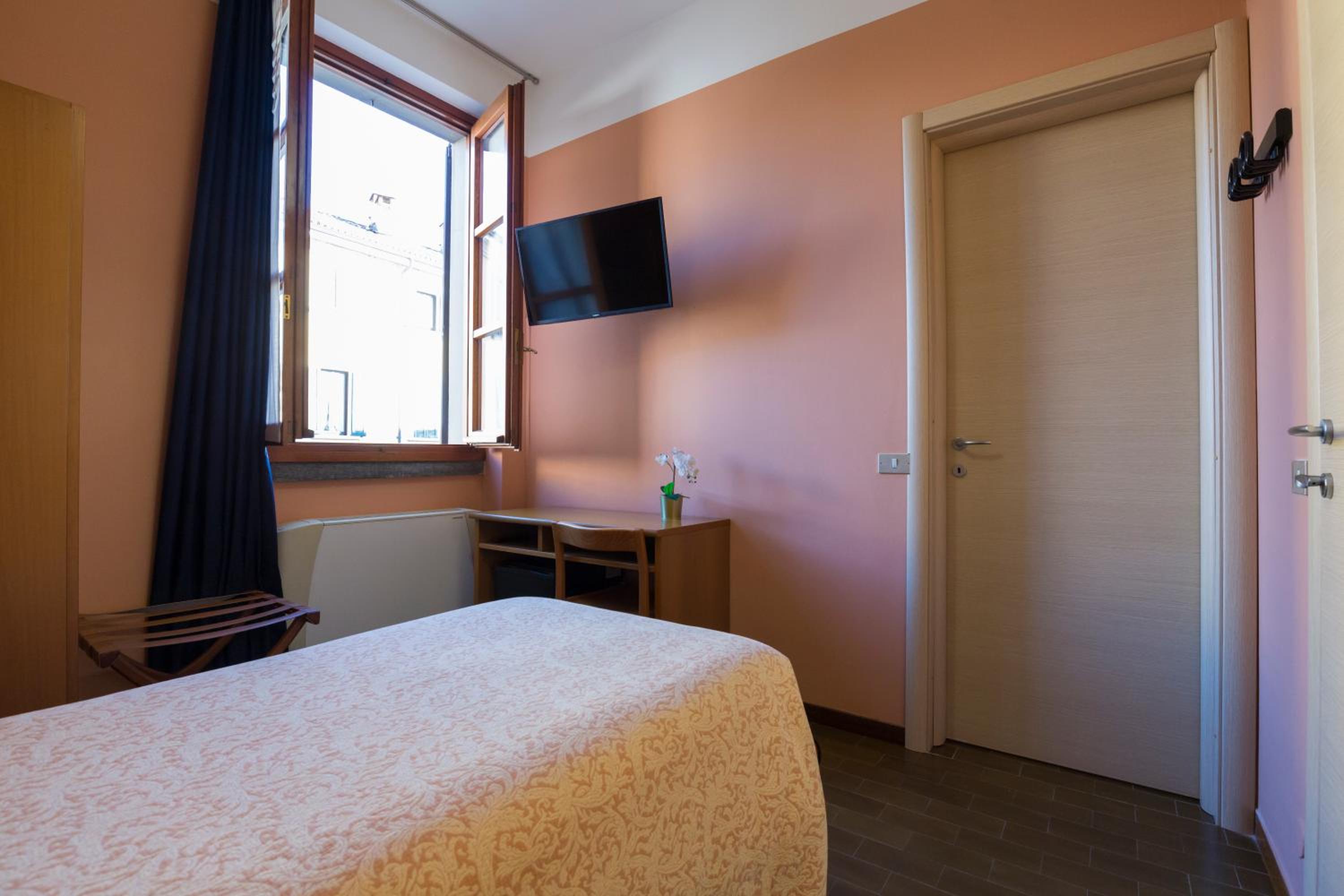 Single Room photo 2