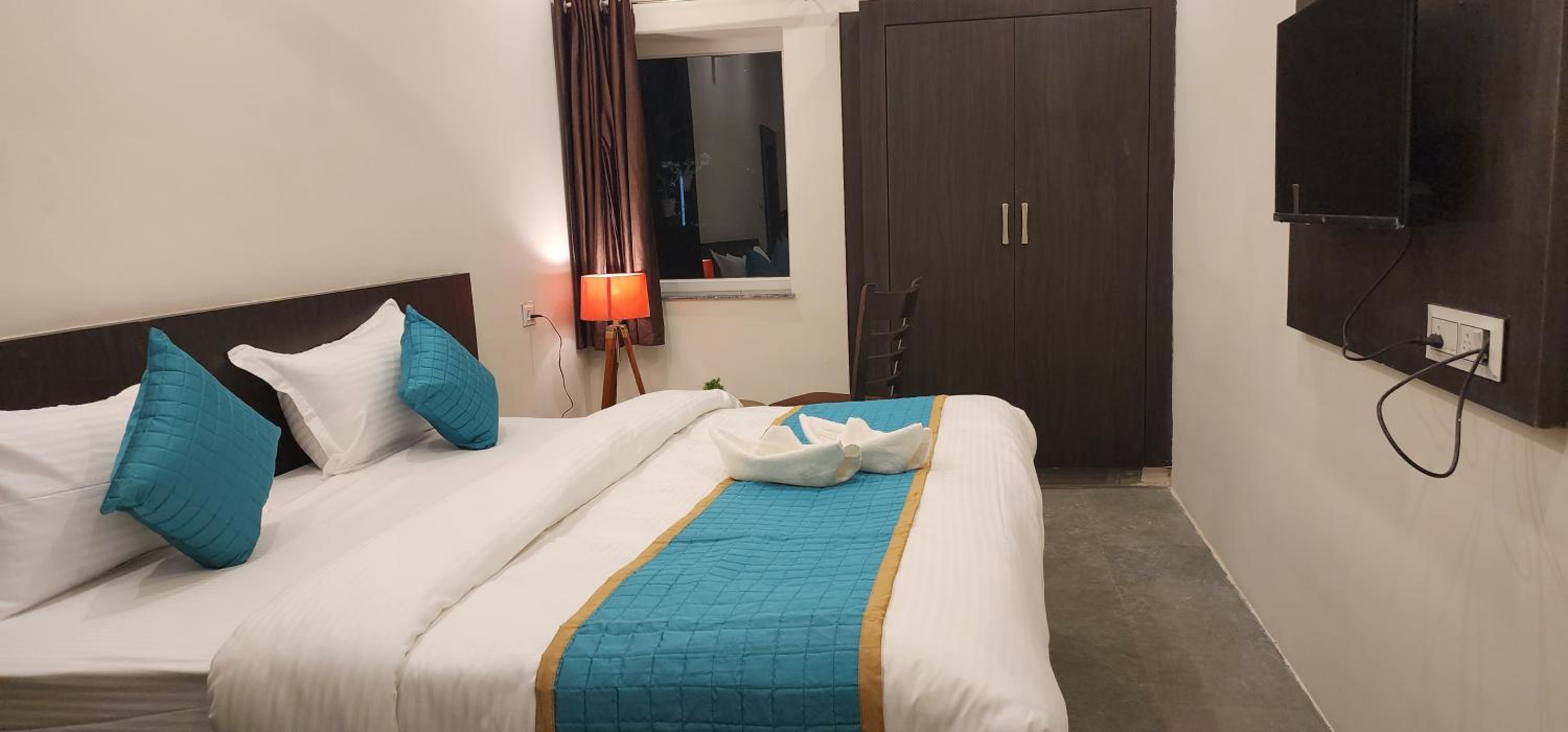 Deluxe Double Room - Photo 8