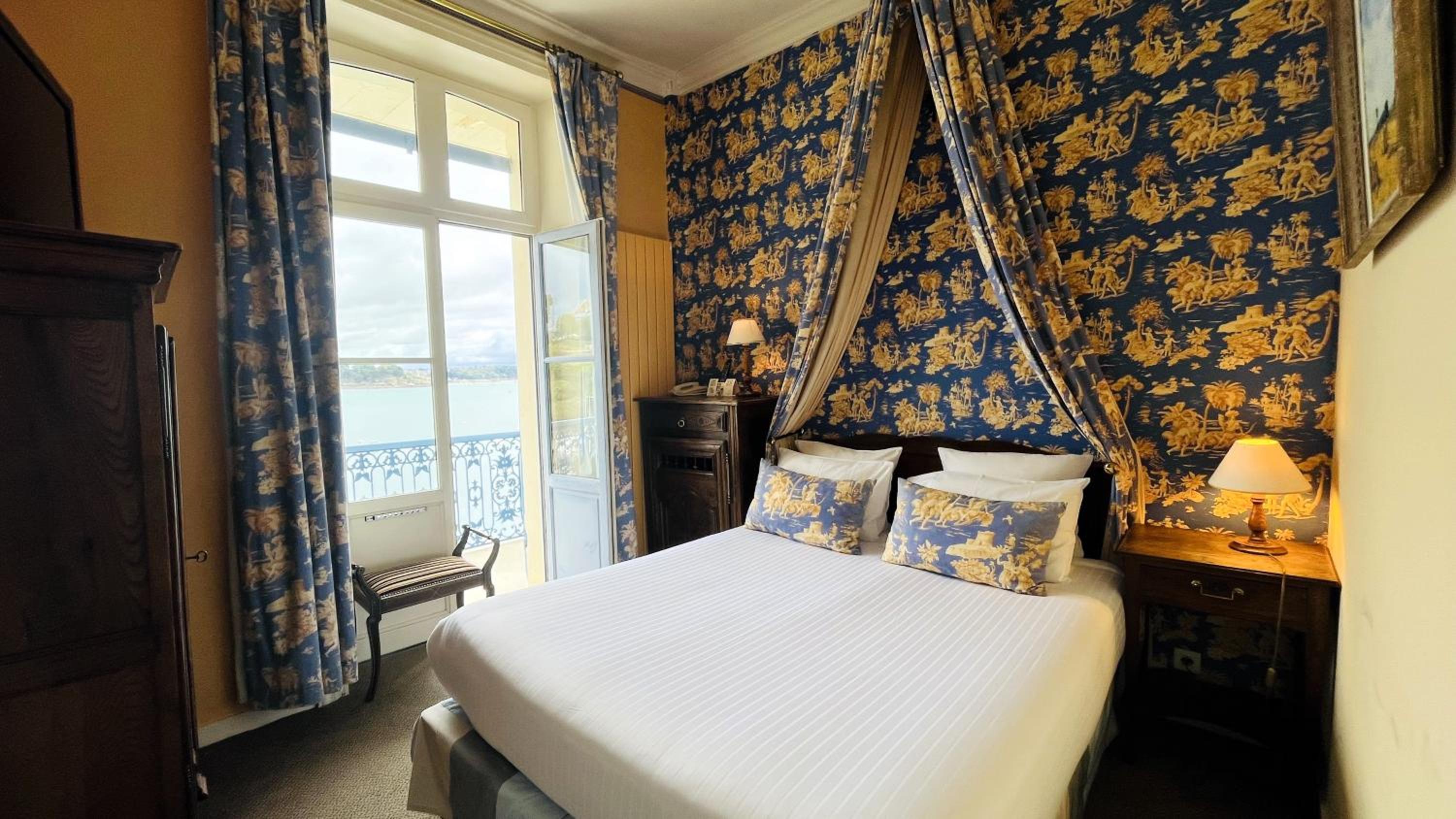 Suite with Balcony and Sea View