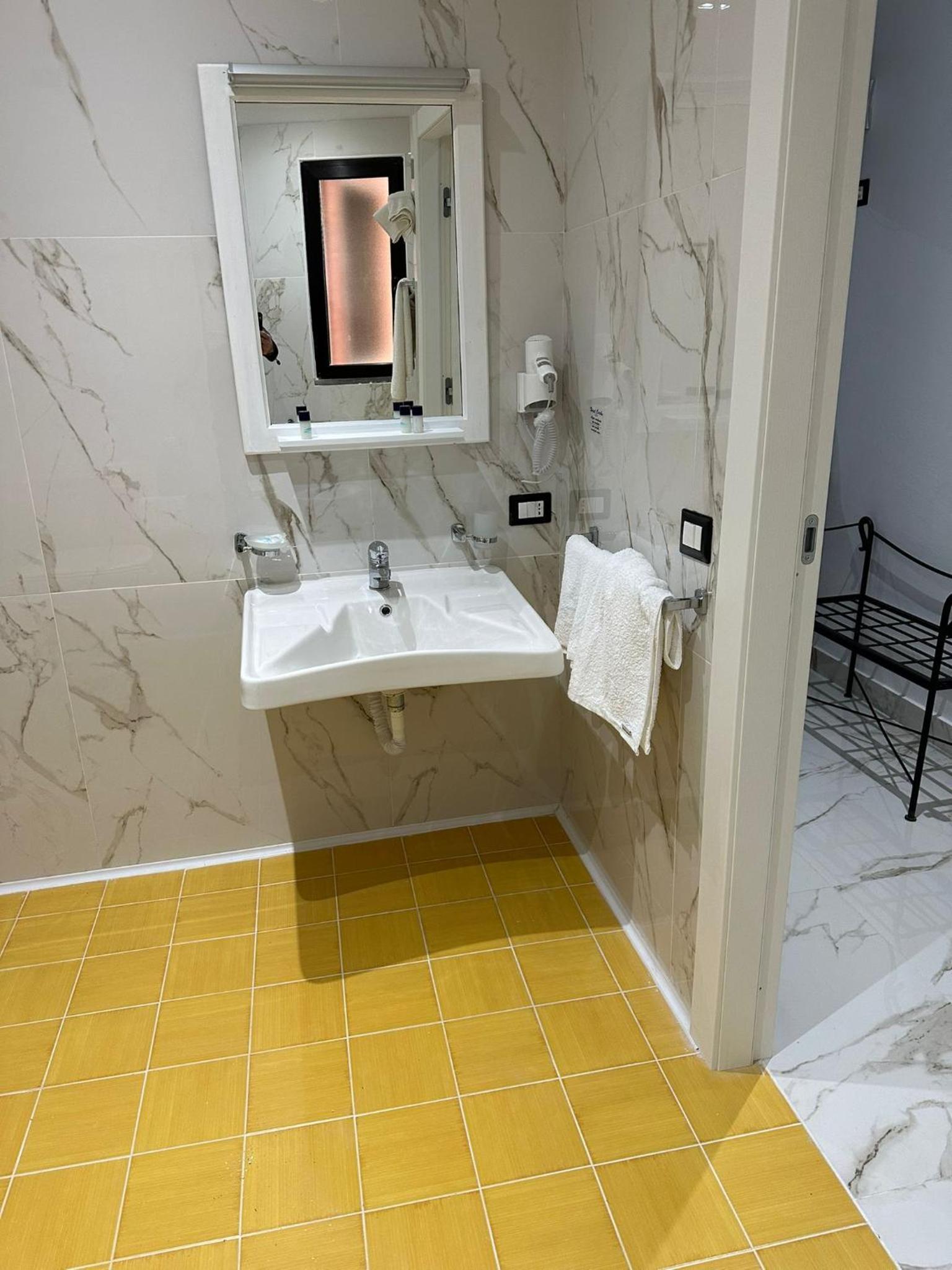 Double Room - Photo 10