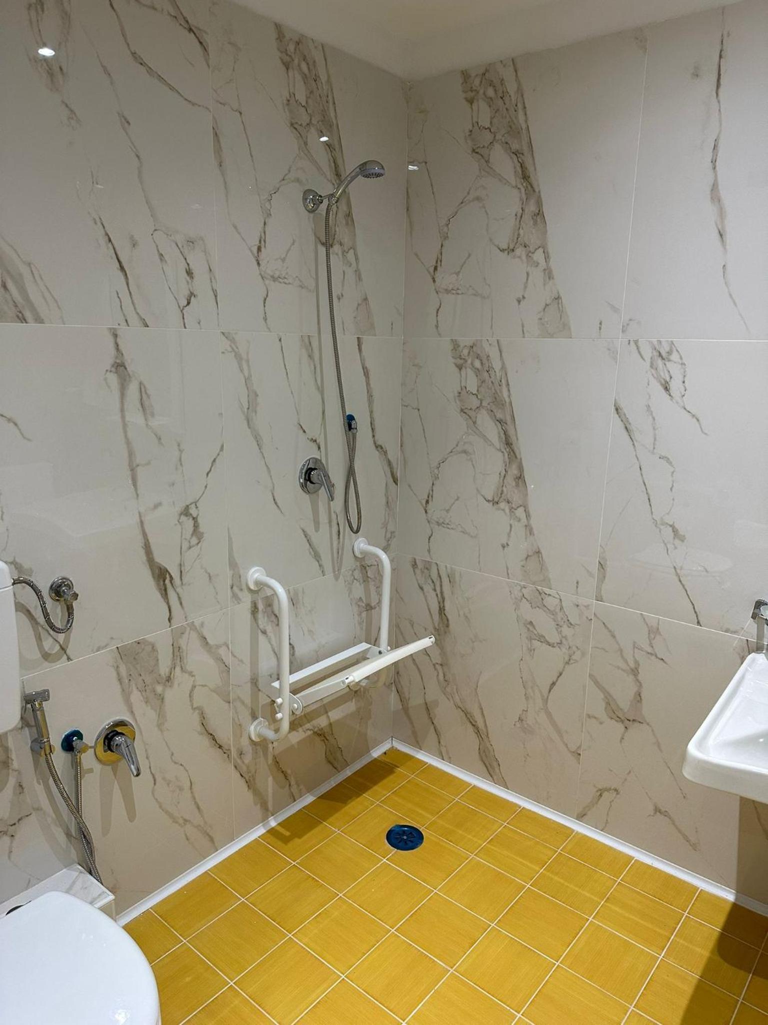 Double Room - Photo 12