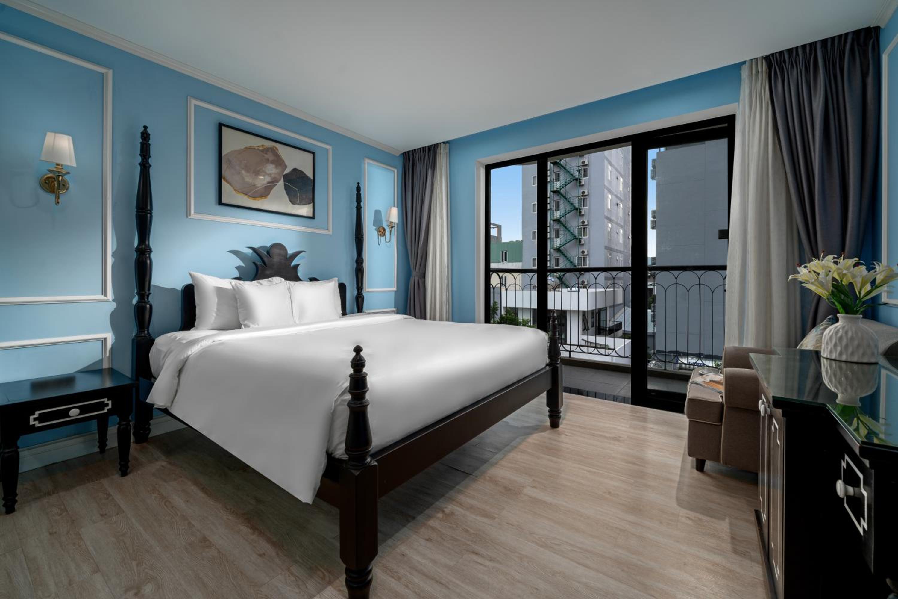 Deluxe Double Room with Balcony and Bathtub - City View