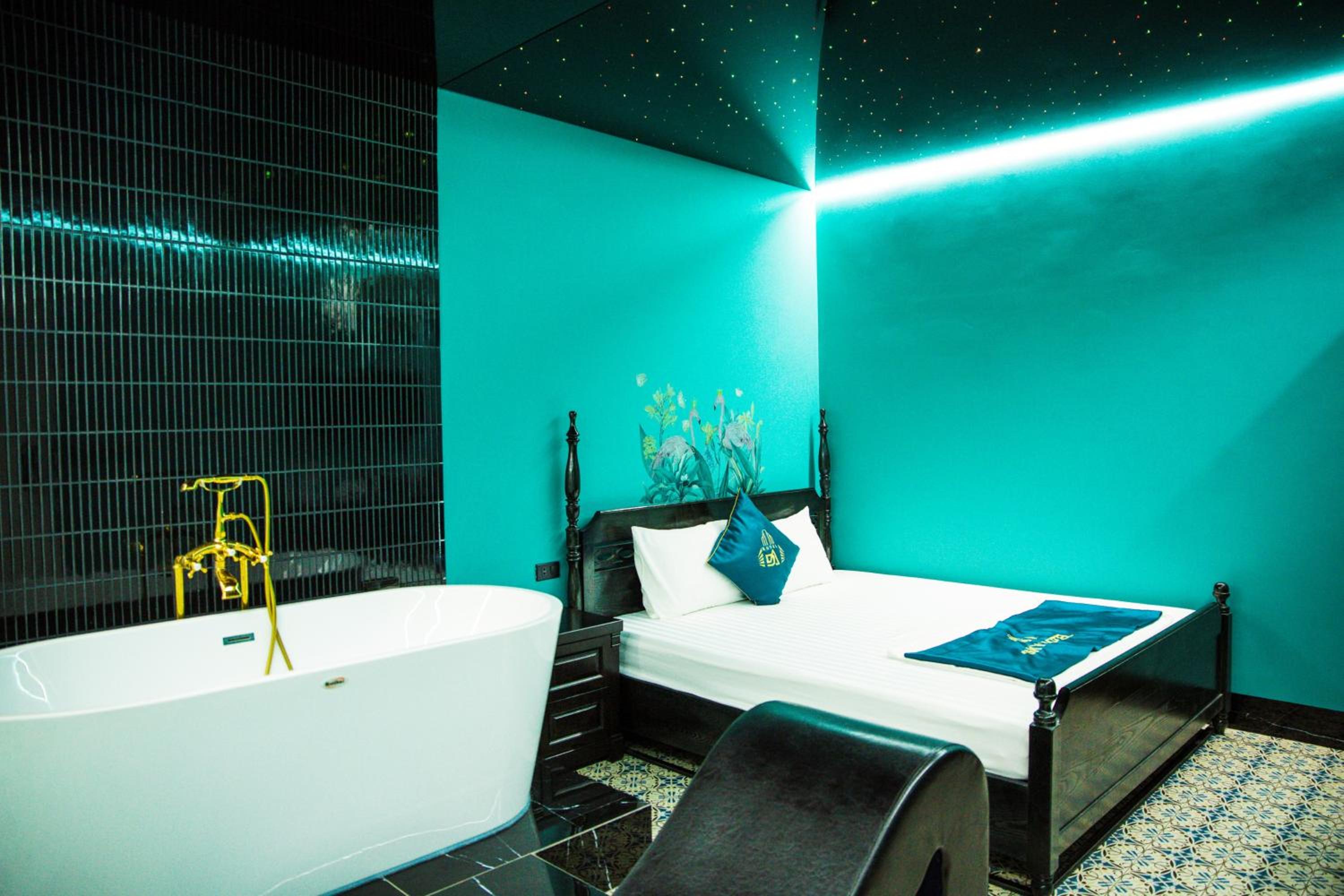 Deluxe Double Room - Photo 11