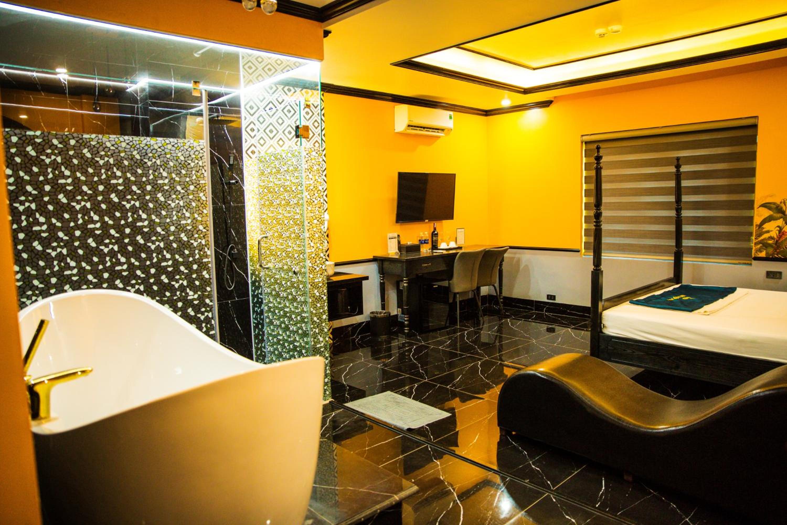 Deluxe Double Room - Photo 12