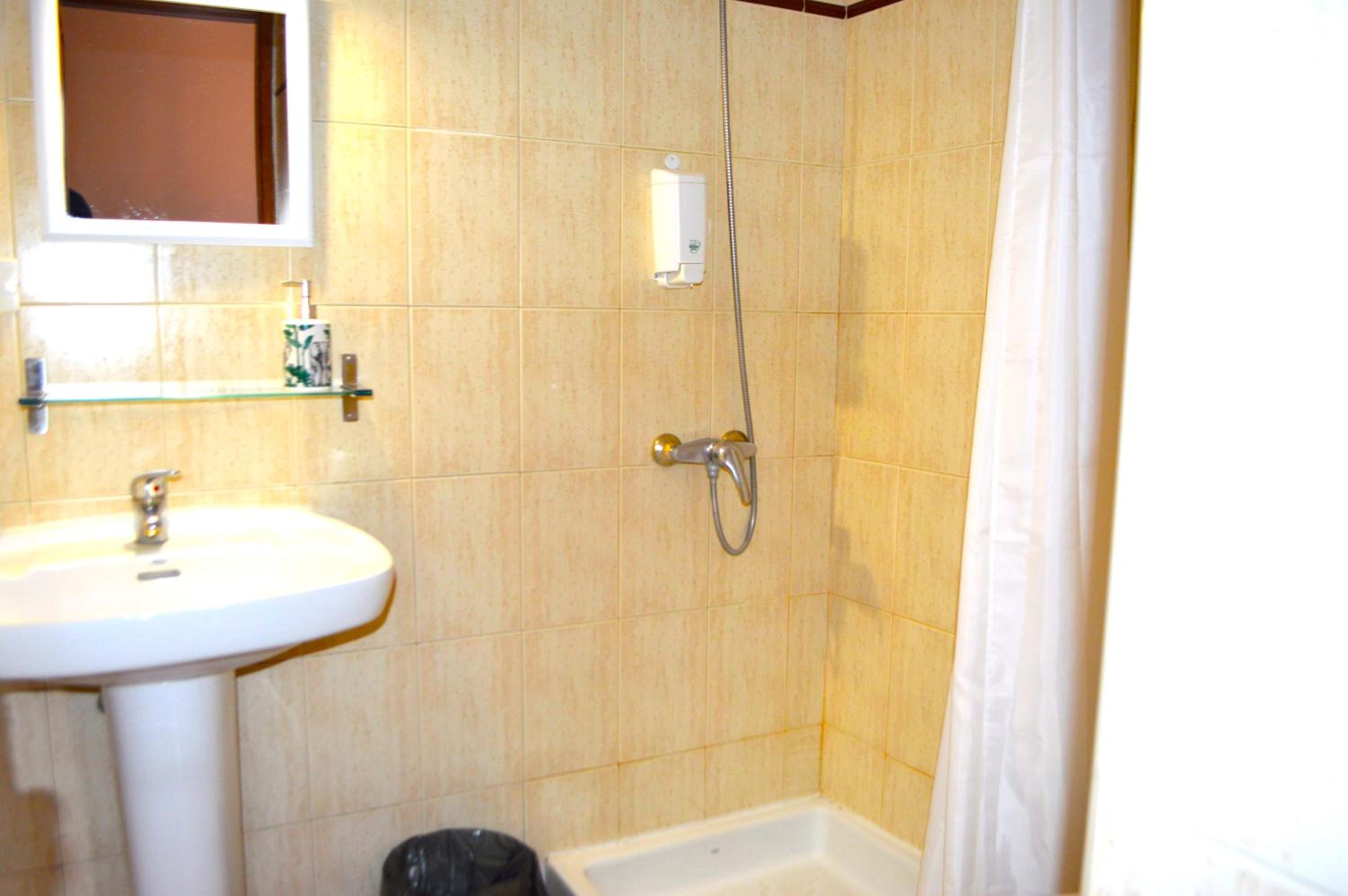Family Room with Private Bathroom photo 2