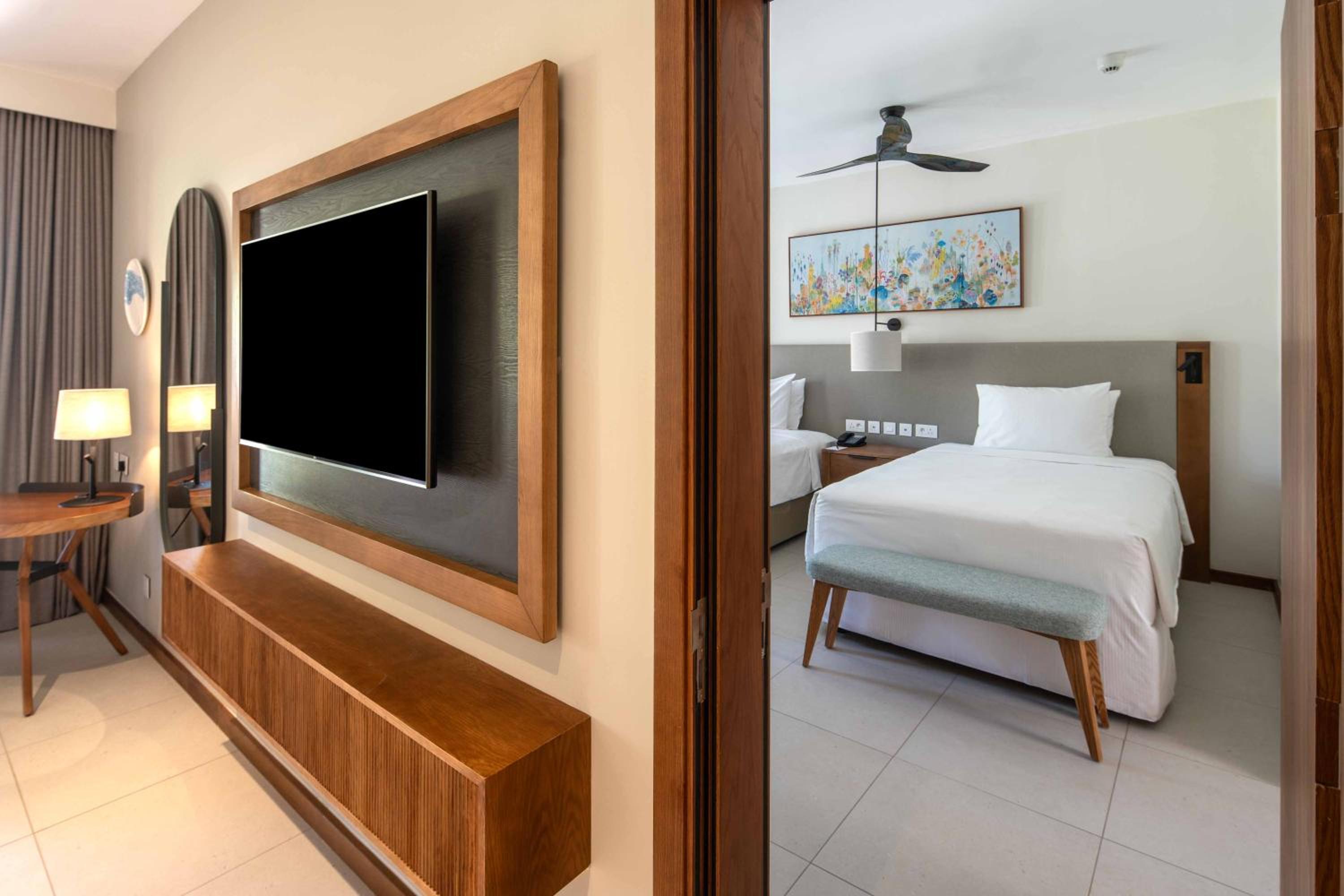 Deluxe King Room - Photo 13