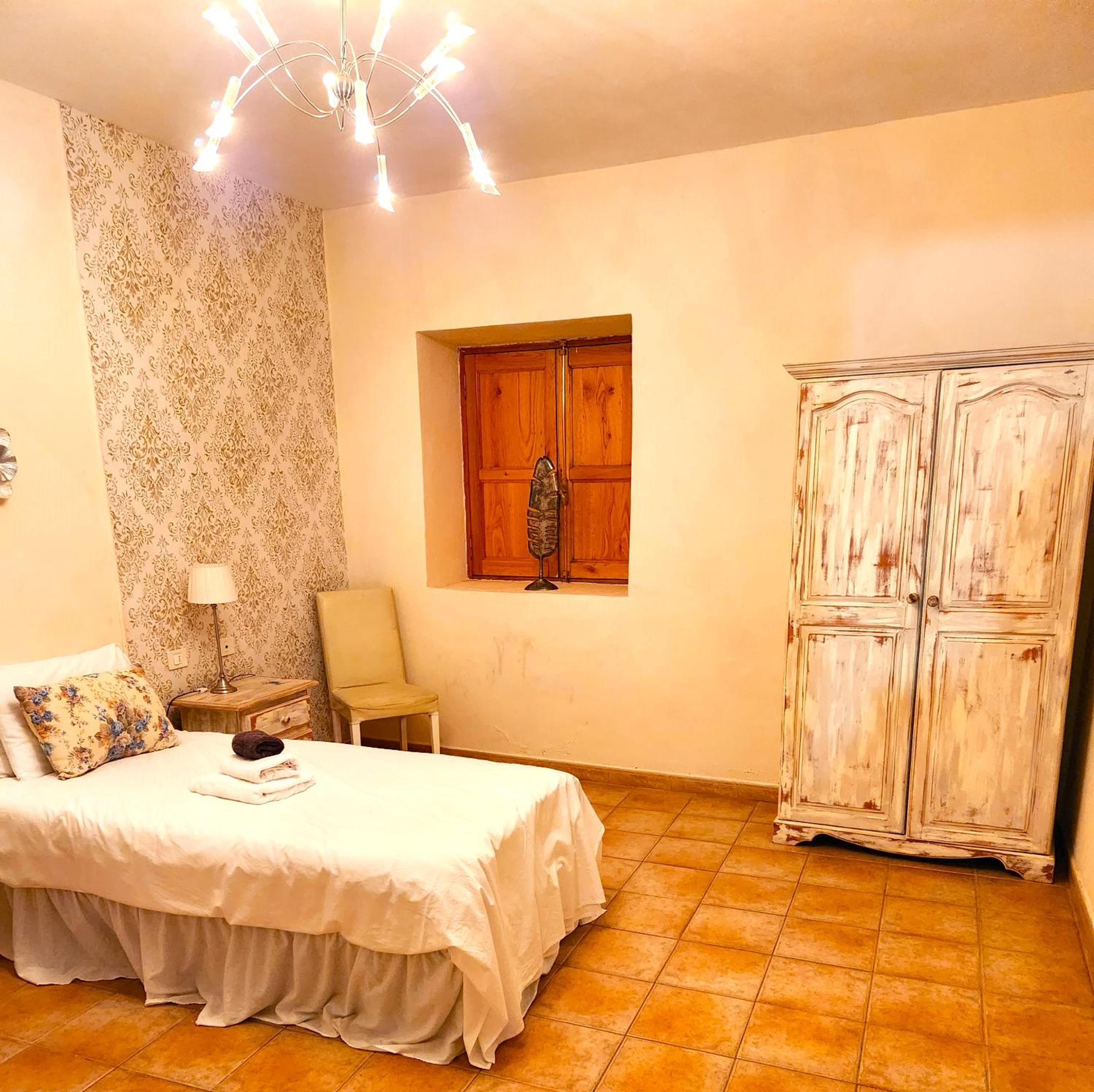 Twin Room with Private Bathroom photo 3