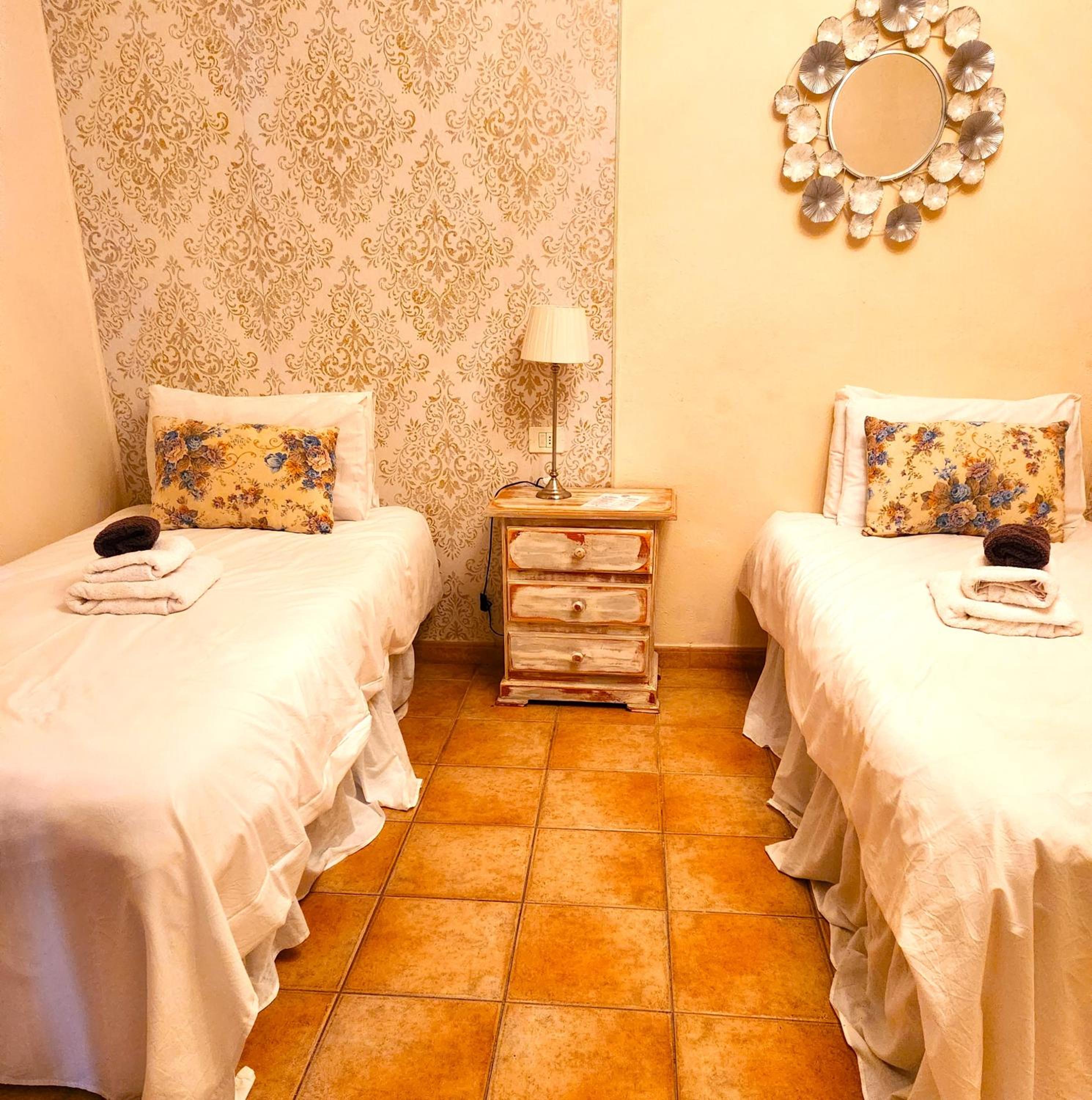 Twin Room with Private Bathroom photo 2
