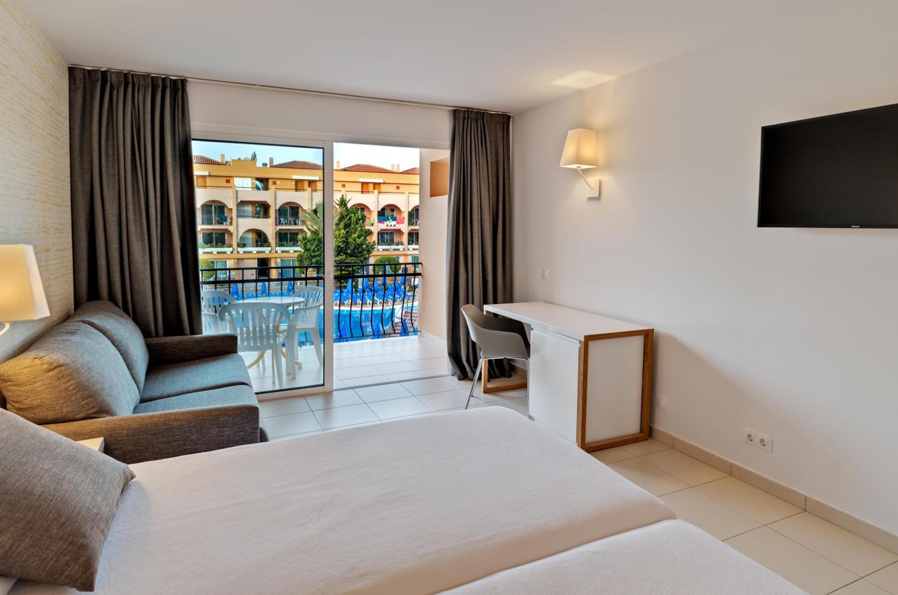 Habitación Doble con Vista a la Piscina