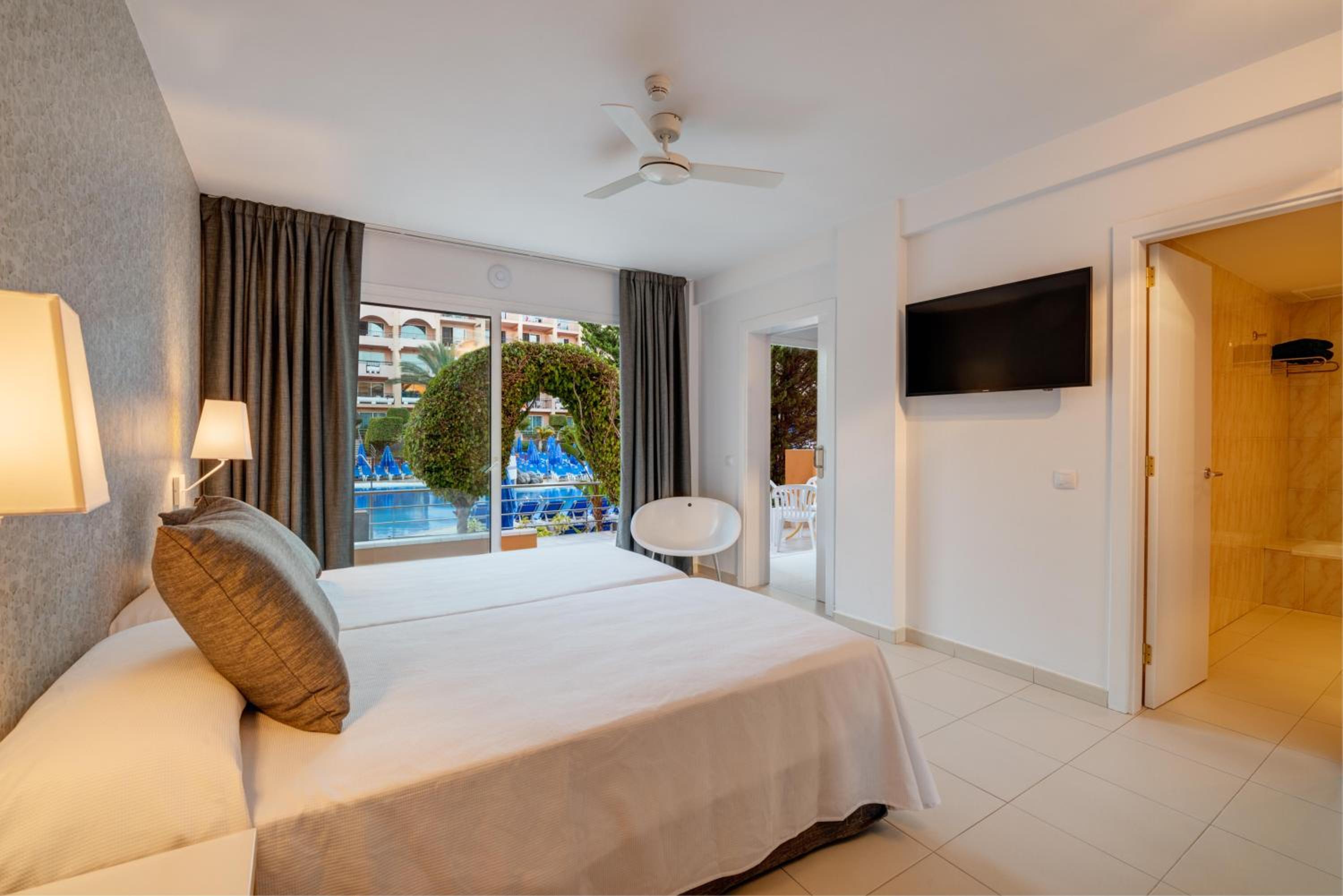 Suite con vista a la piscina (2 adultos)