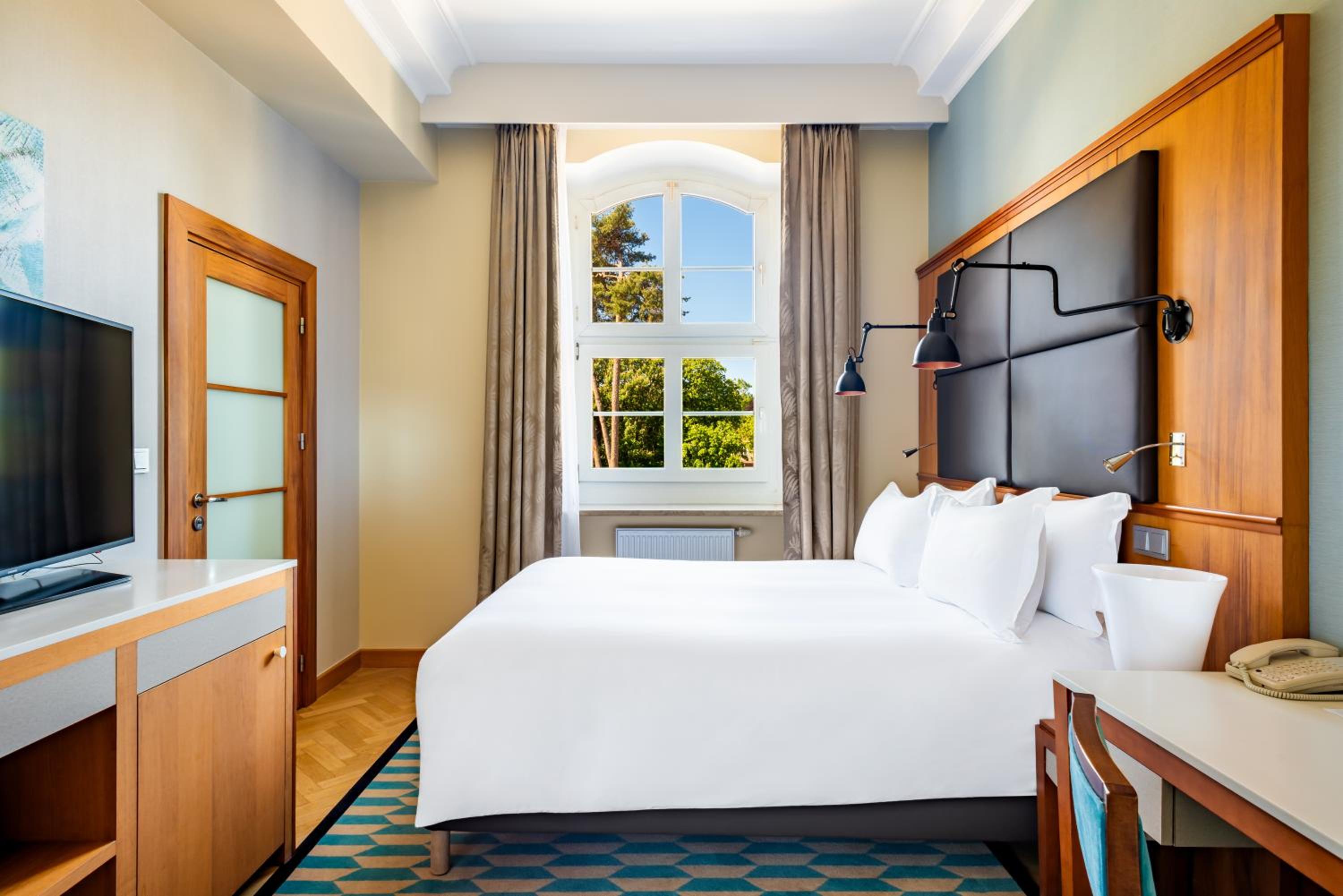 Classic Double Room - Park Side thumbnail 6