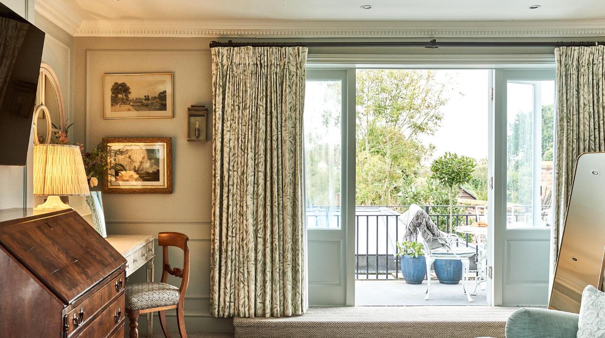Luxury Balcony Suite photo 2