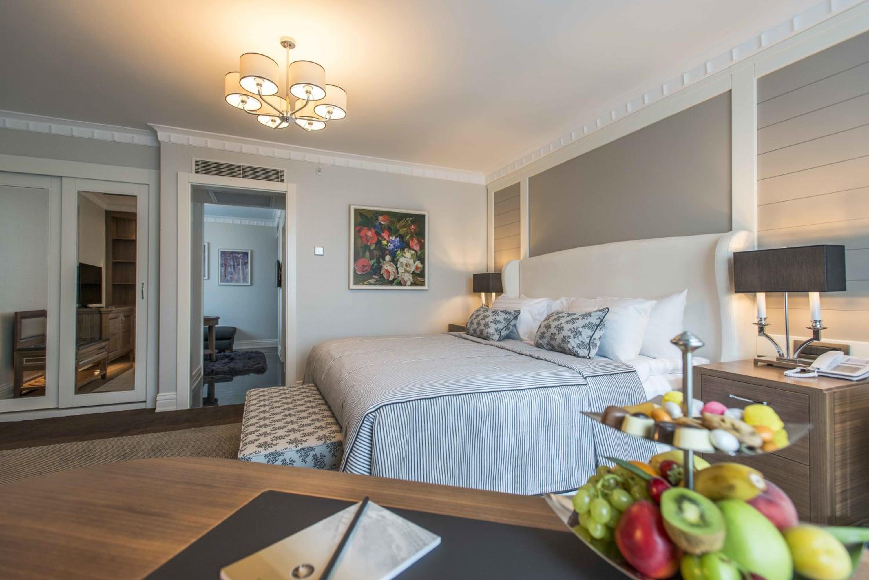 Corner Suite photo 2