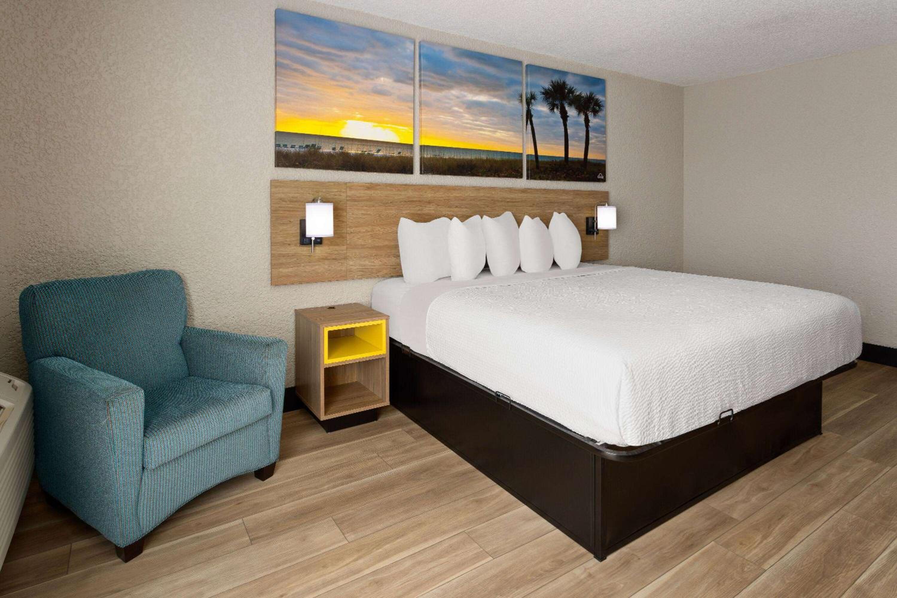 Deluxe King Room - Non-Smoking - Photo 1