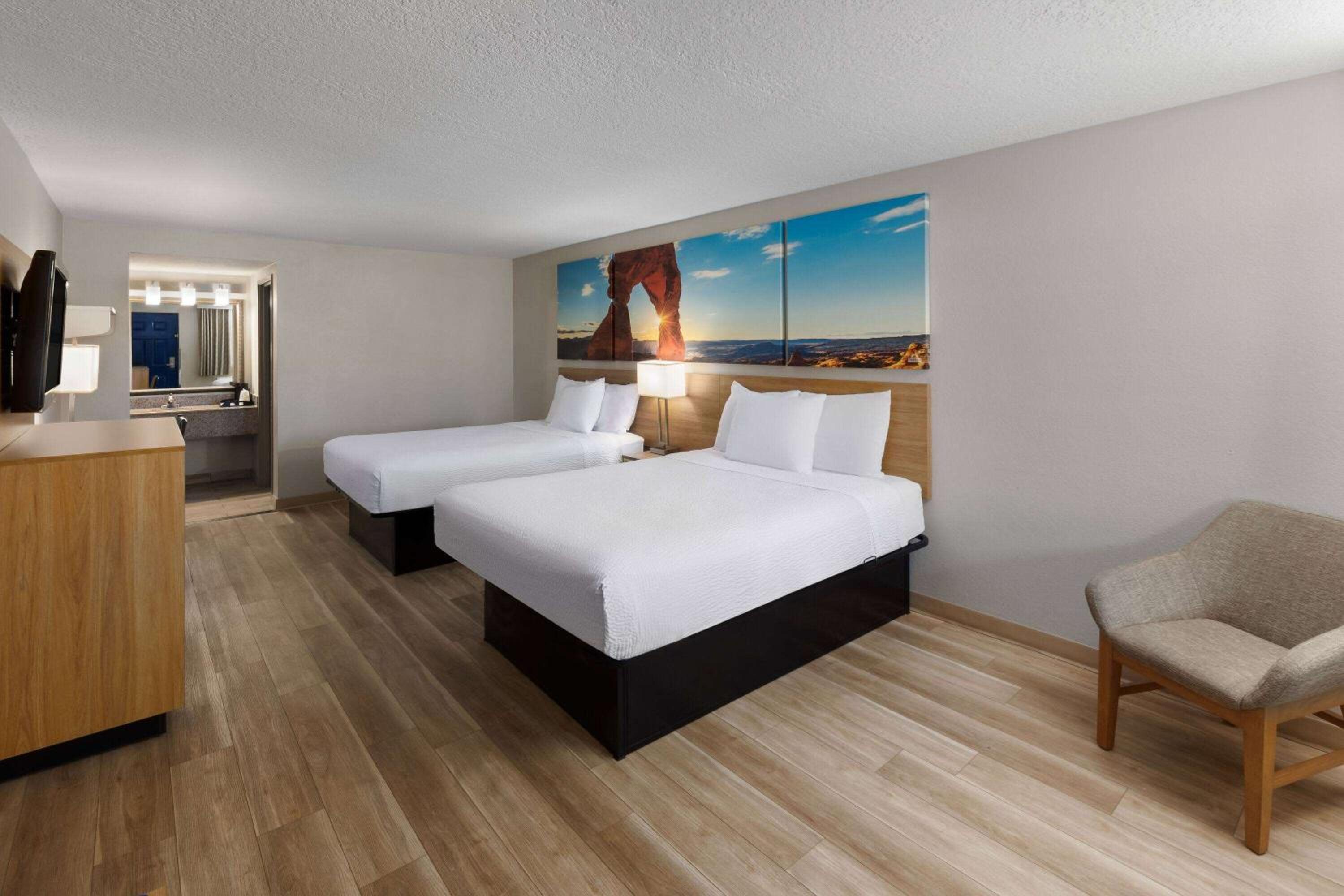 Queen Room with Two Queen Beds - Smoking - Photo 3