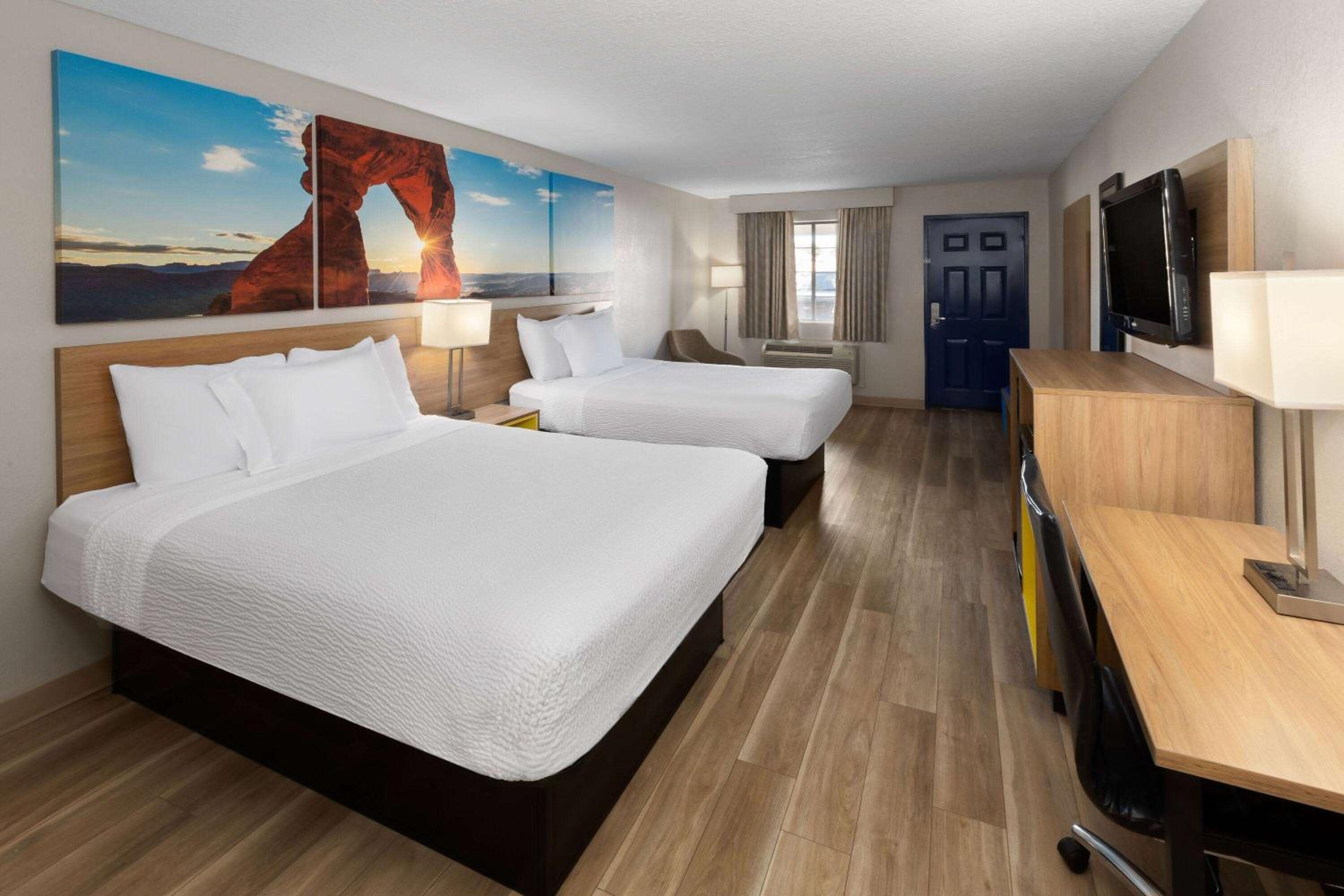 Deluxe Queen Room with Two Queen Beds - Non-Smoking - Photo 4