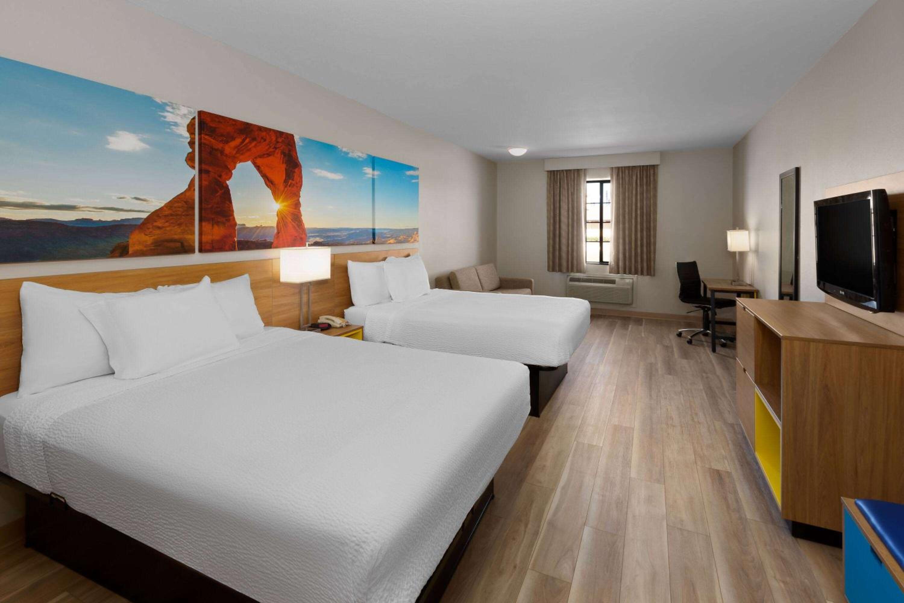 Deluxe Queen Room with Two Queen Beds - Non-Smoking - Photo 9