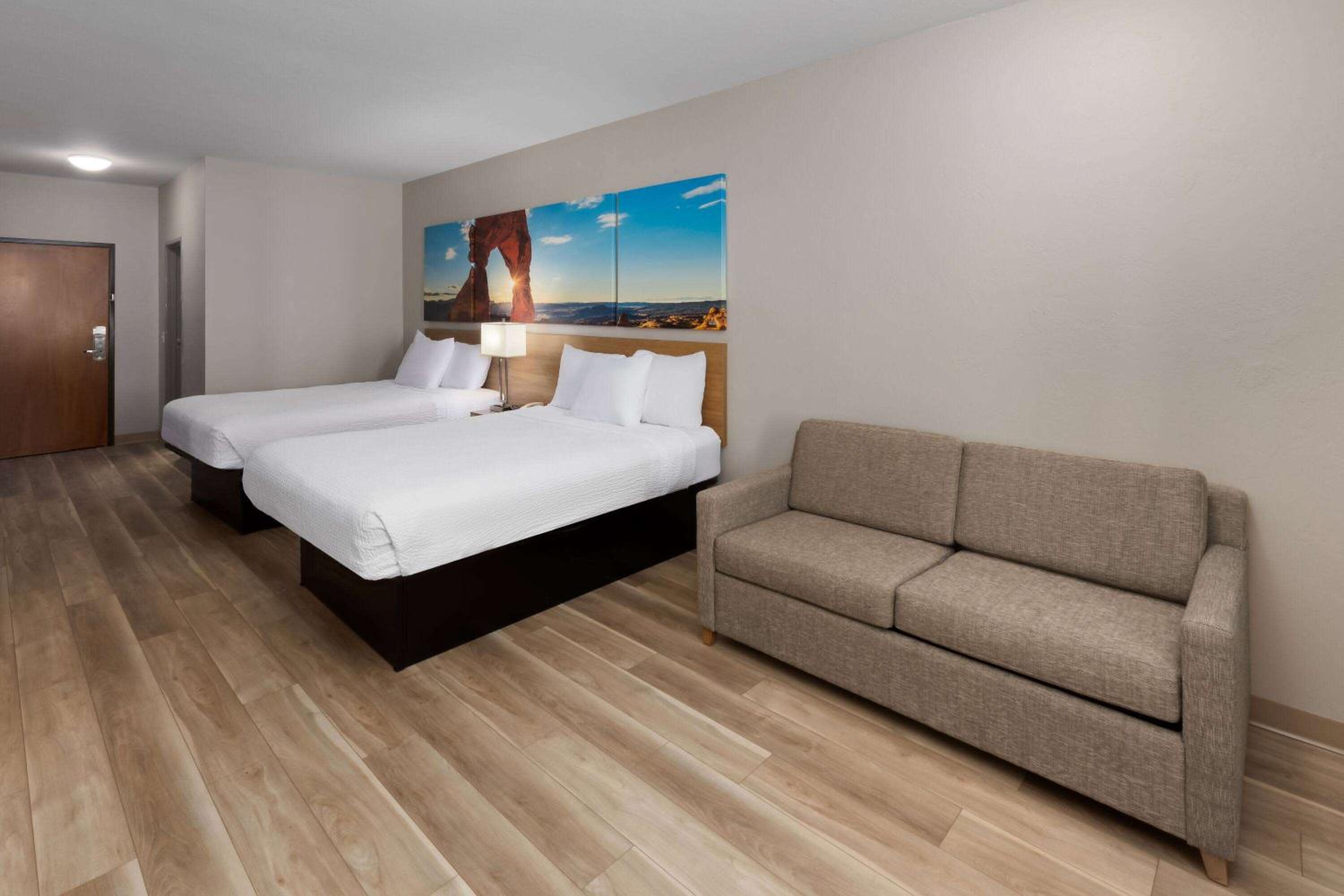 Deluxe Queen Room with Two Queen Beds - Non-Smoking - Photo 10