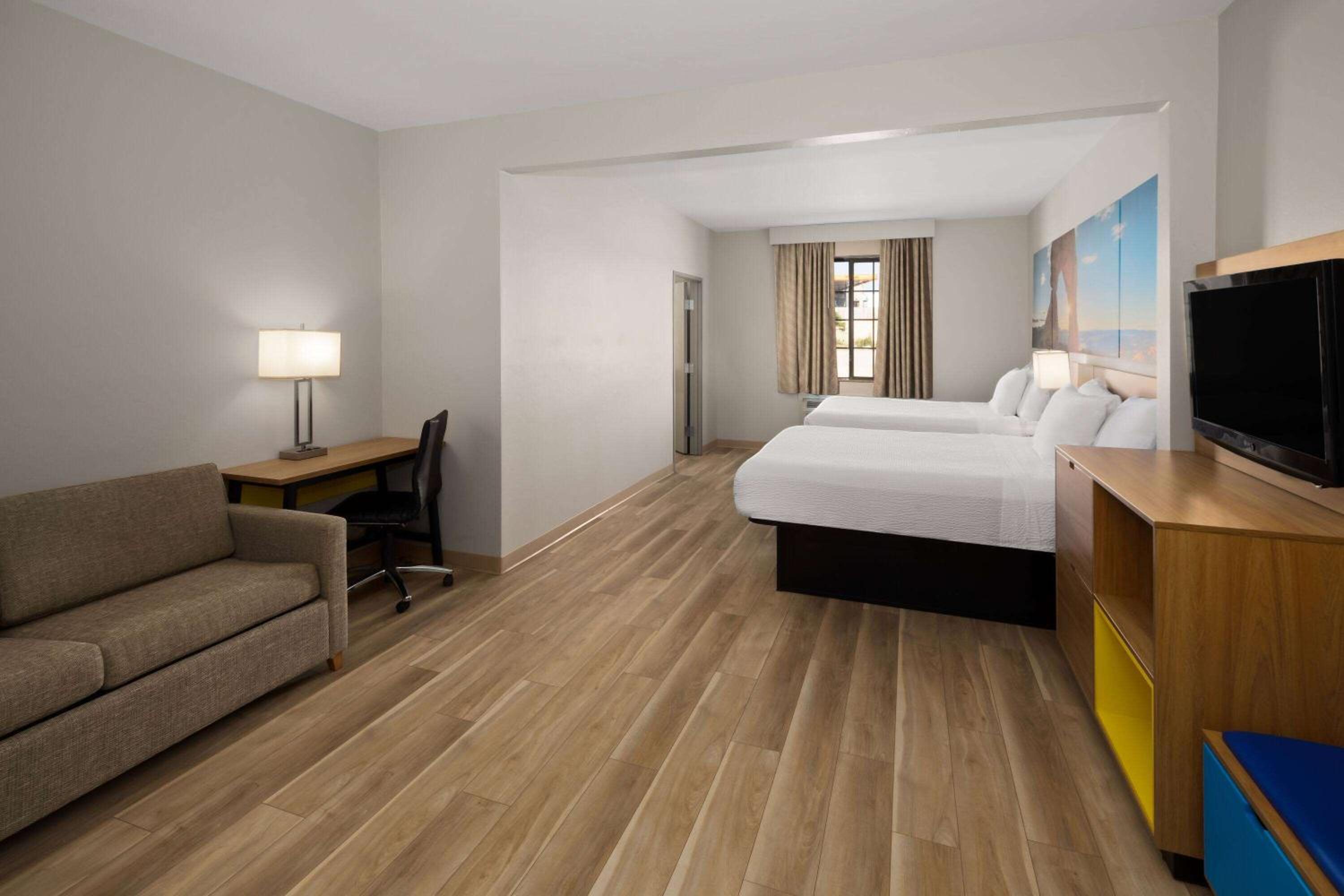 1 King Bed, 2 Queen Beds, Two-Bedroom Suite, Non-Smoking - Photo 1