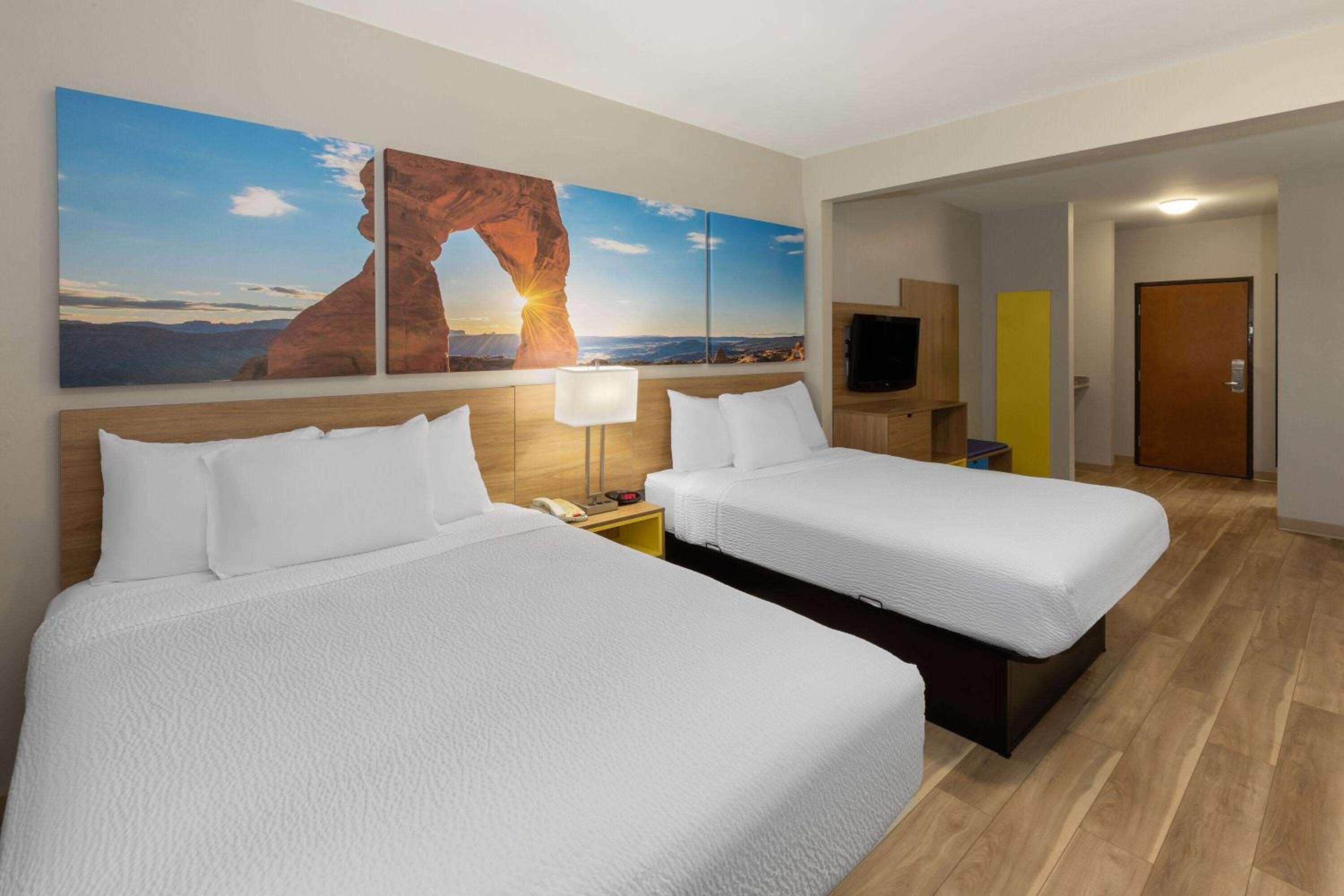 1 King Bed, 2 Queen Beds, Two-Bedroom Suite, Non-Smoking - Photo 6