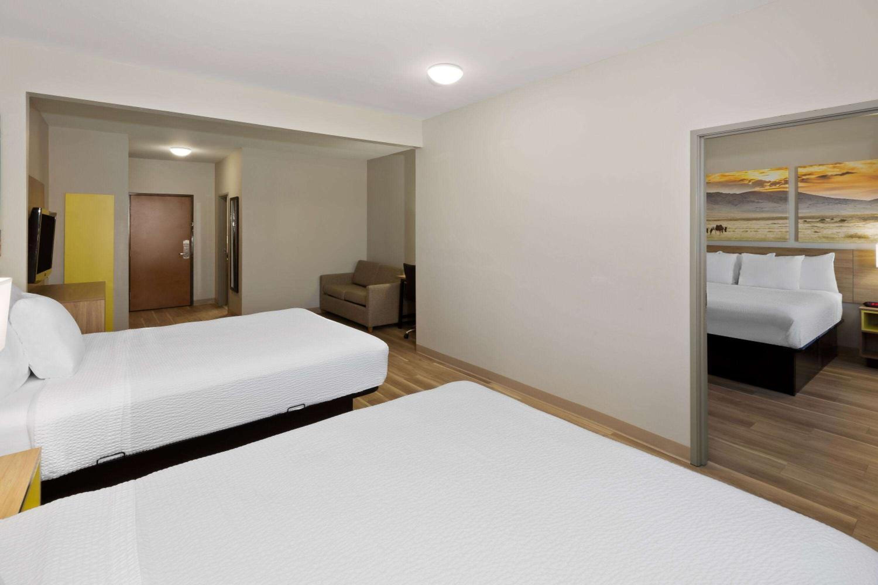 1 King Bed, 2 Queen Beds, Two-Bedroom Suite, Non-Smoking - Photo 2