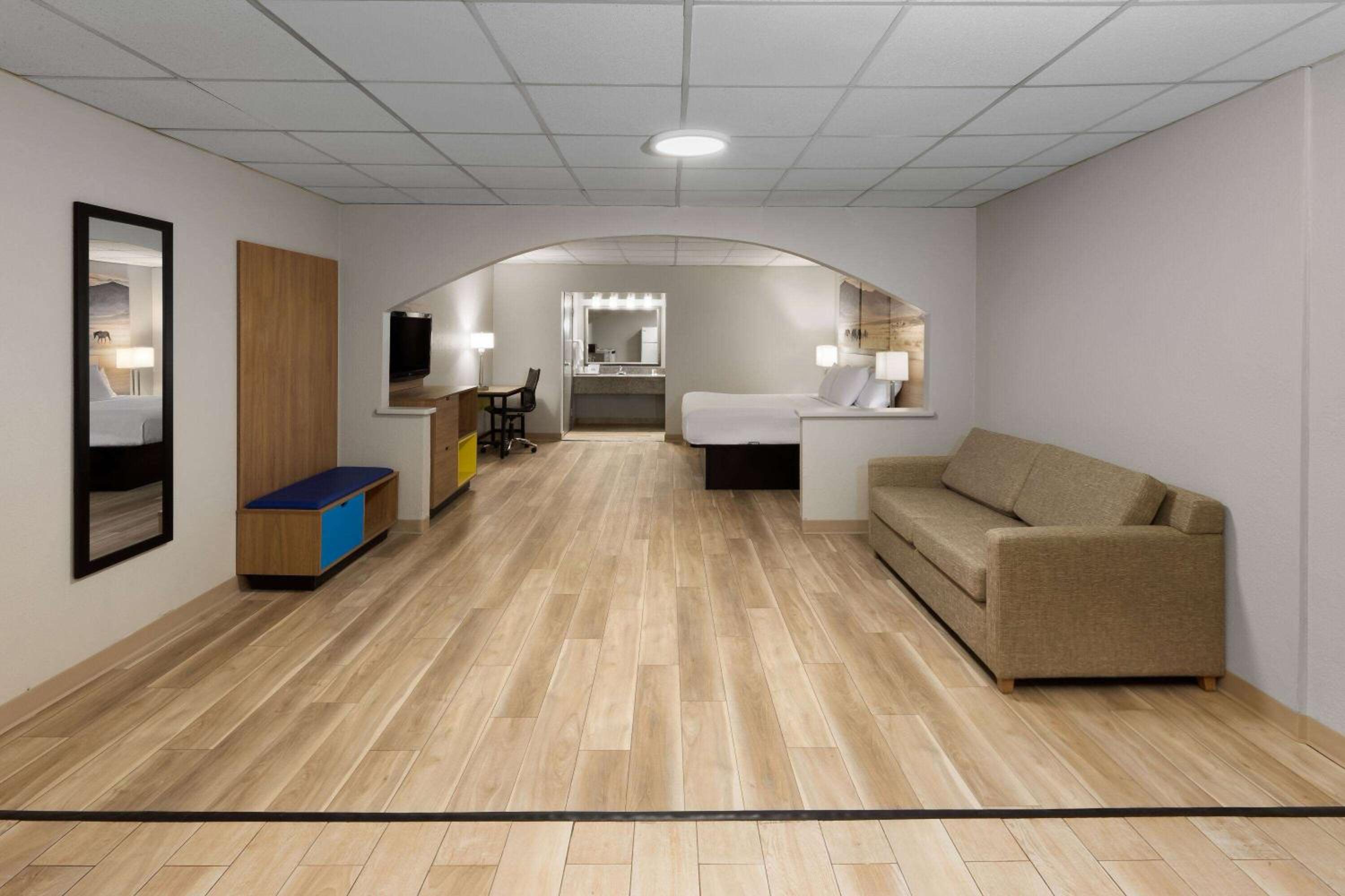 Efficiency King Room - Non-Smoking - Photo 1