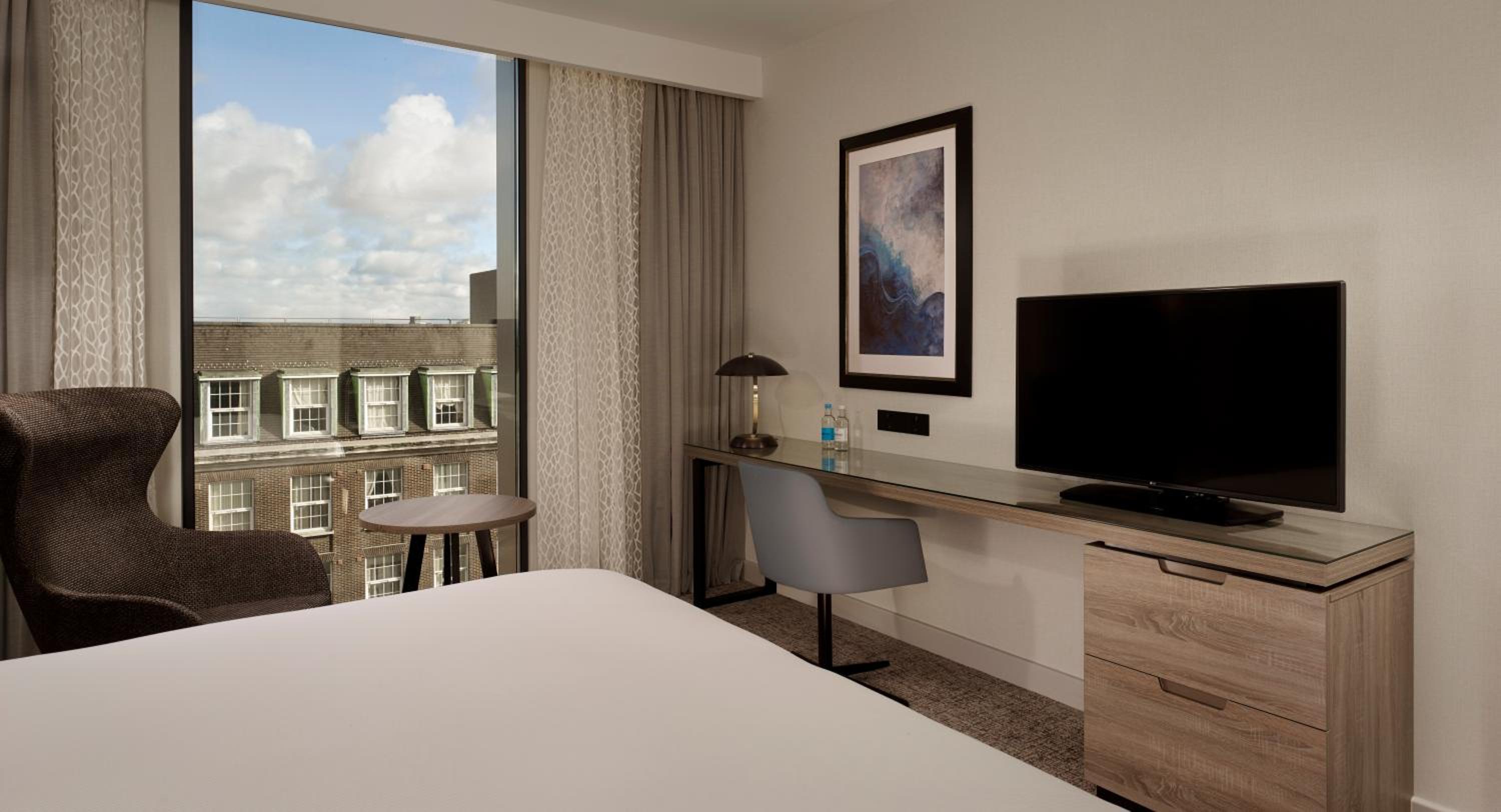 King Room - Mobility Accessible  - Photo 2