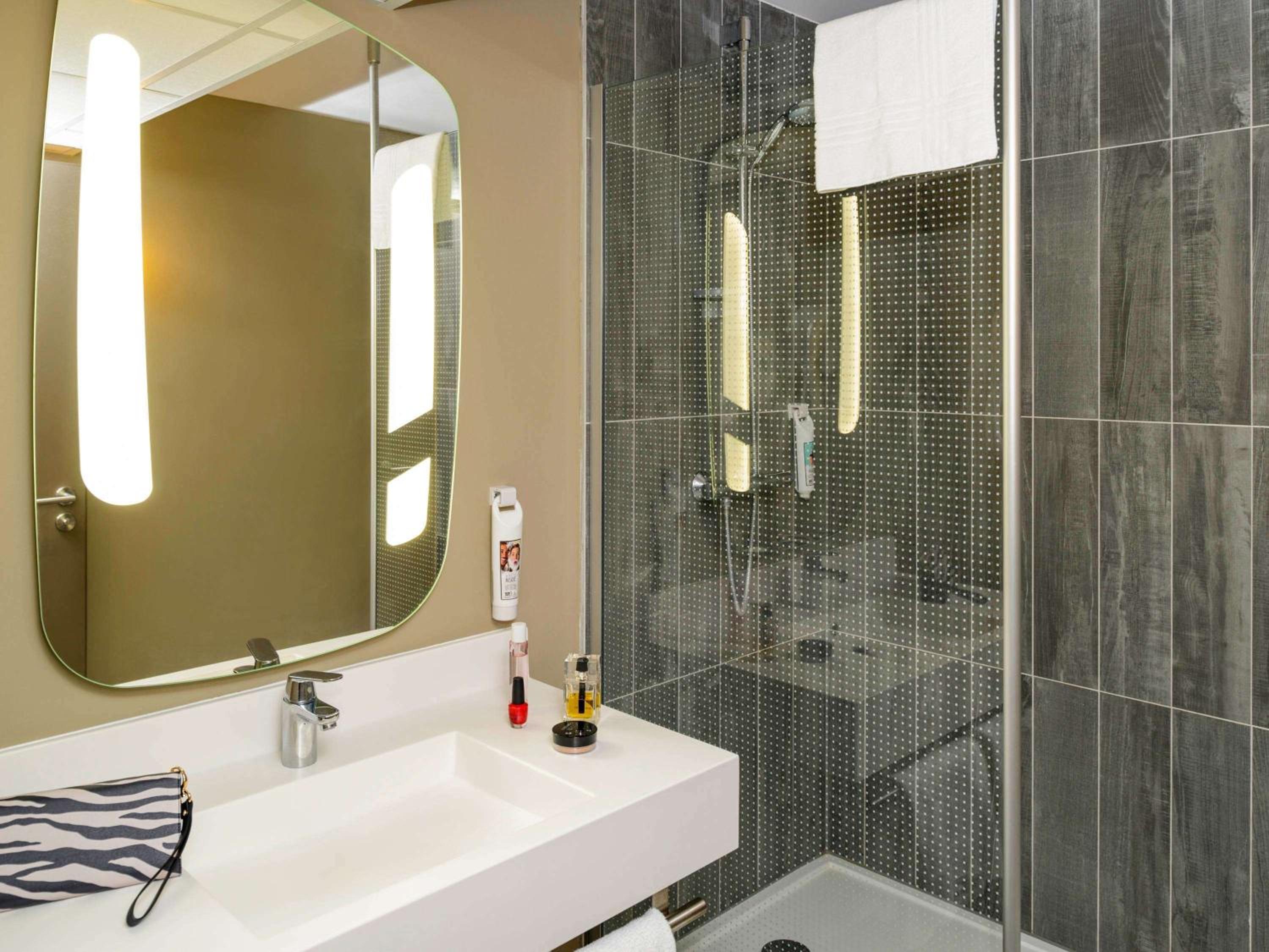 Standard Twin Room - Photo 4
