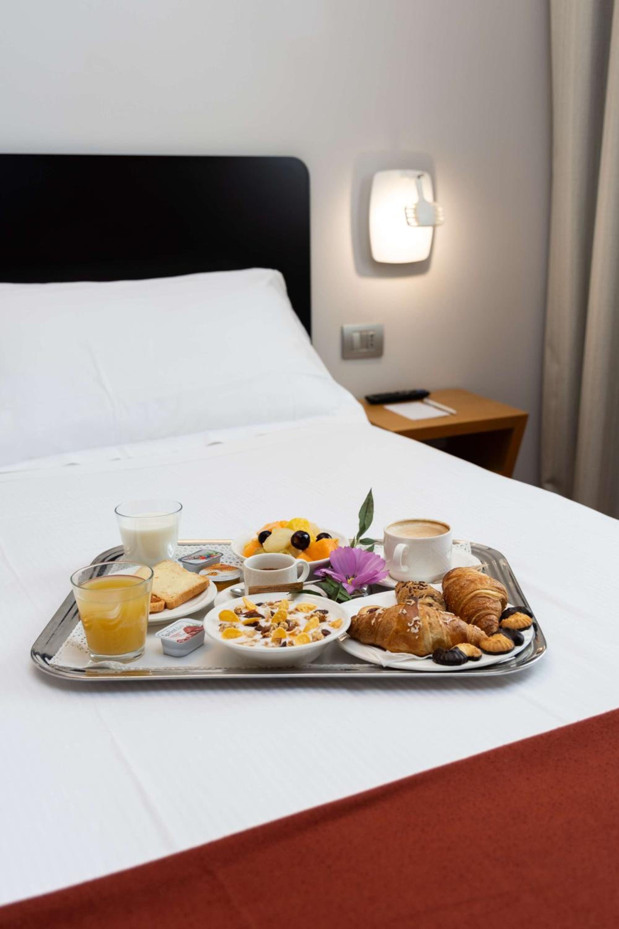 Comfort King Room thumbnail 6