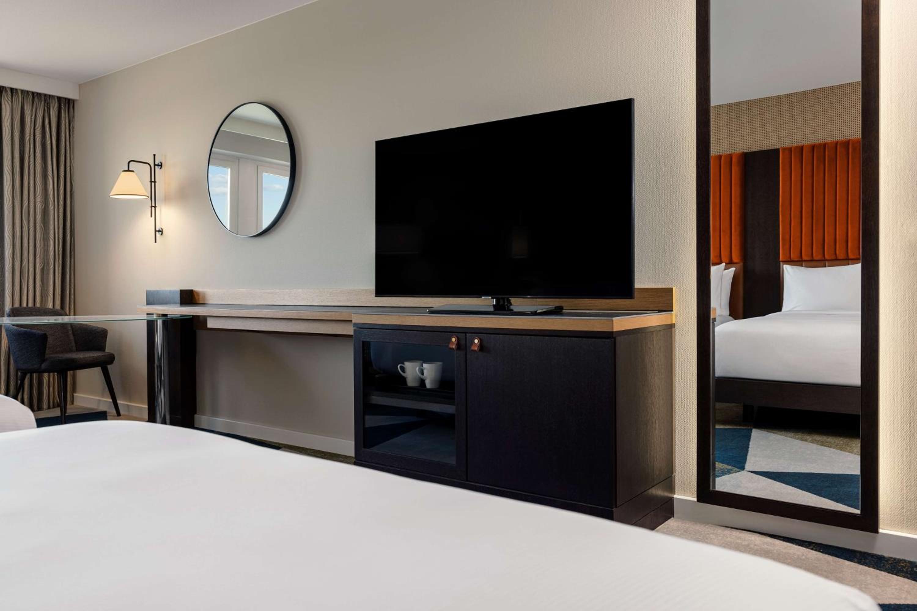 Executive Queen Room with Two Queen Beds - Photo 1