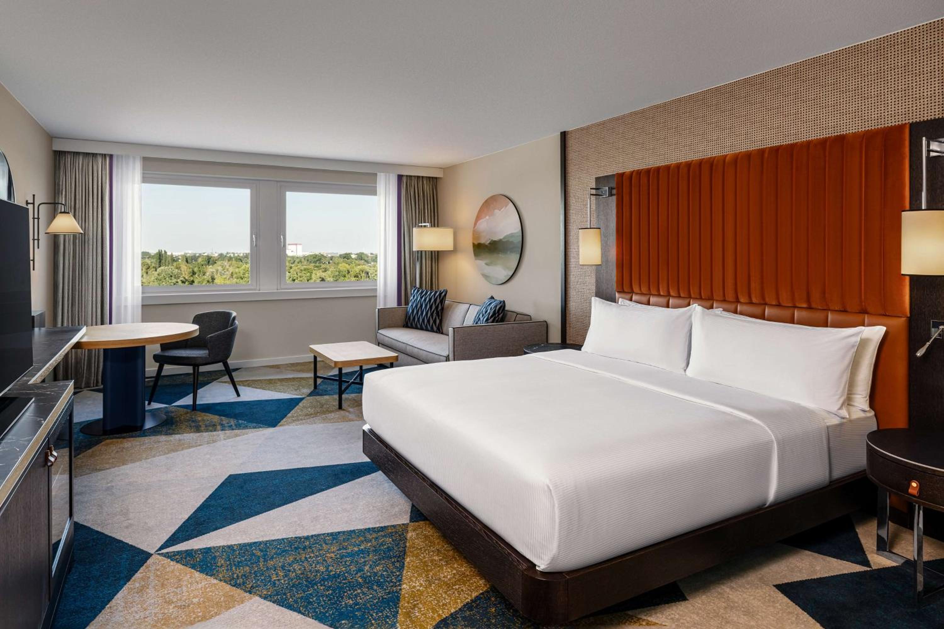Waterfront Executive King Room with Sofa Bed - Photo 1